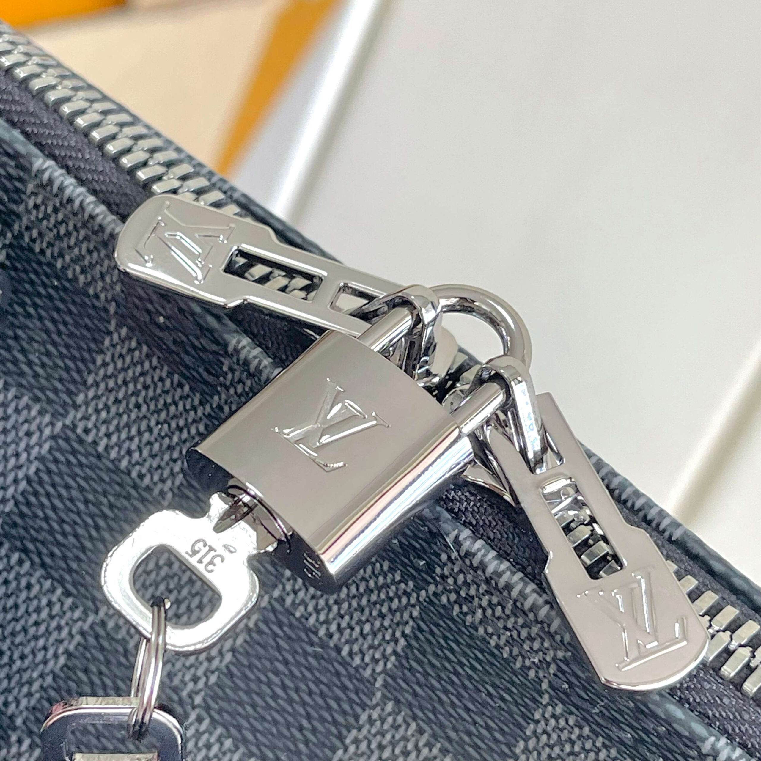 Louis Vuitton Keepall Bandoulière 50 Travel Bag in Monogram Eclipse Canvas - Image 6