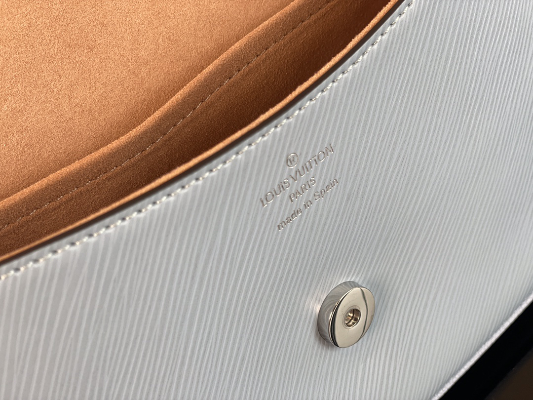Louis Vuitton Buci Handbag M59386 in Sky Blue Epi Leather - Image 6