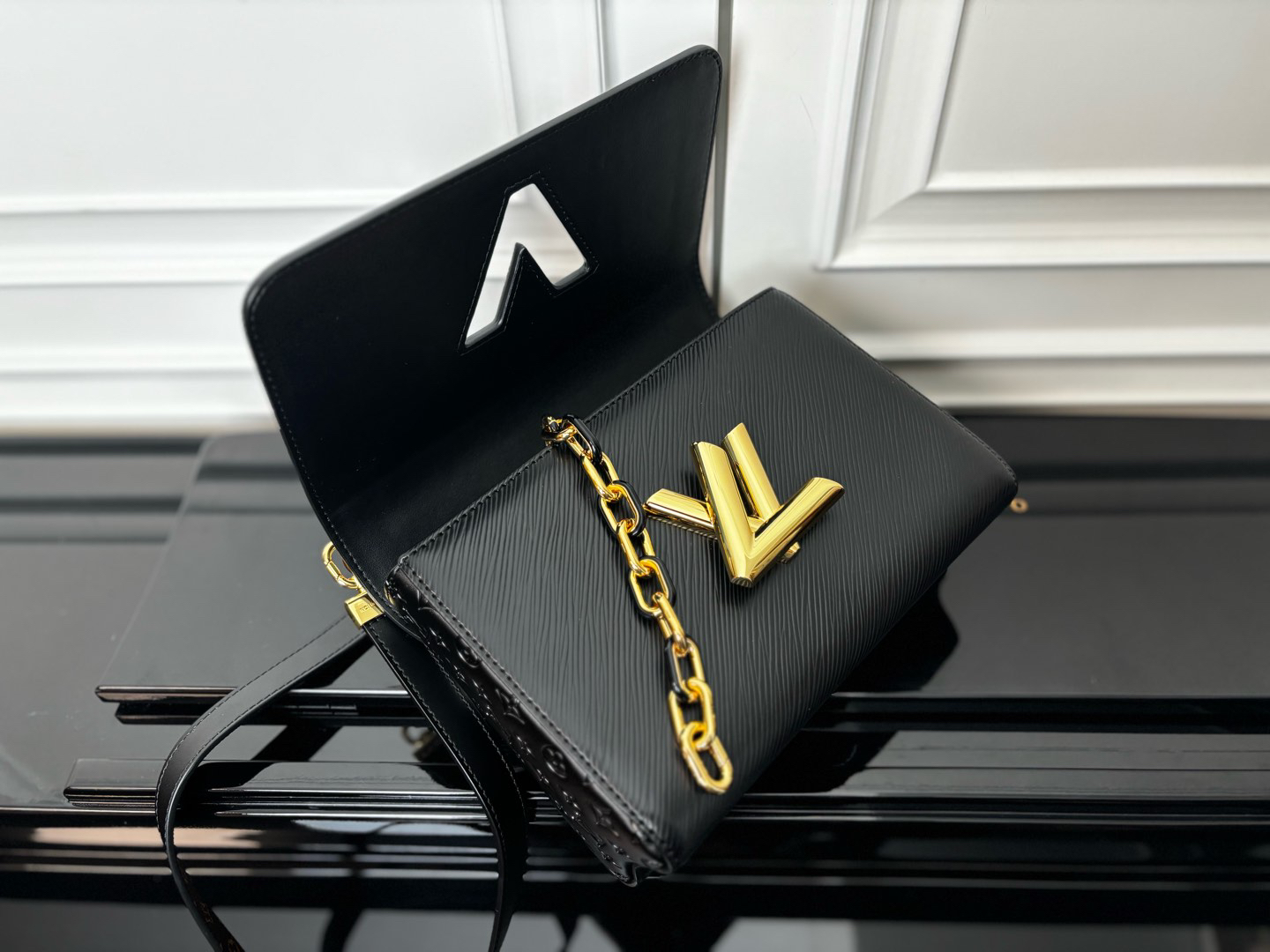 Louis Vuitton Twist MM Epi Leather Shoulder Bag - Black - Image 6