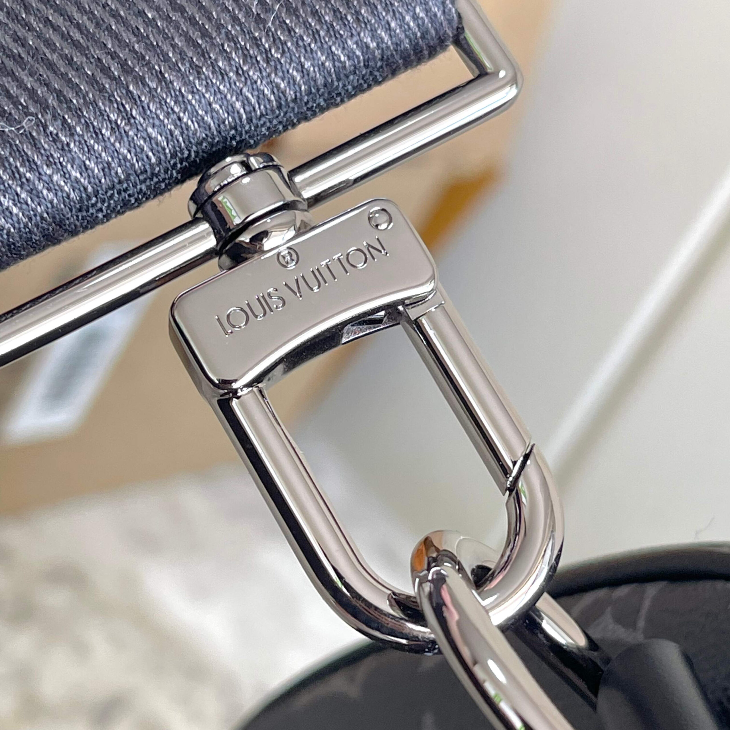 Louis Vuitton Keepall Bandoulière 45 Travel Bag in Monogram Eclipse Canvas - Image 6