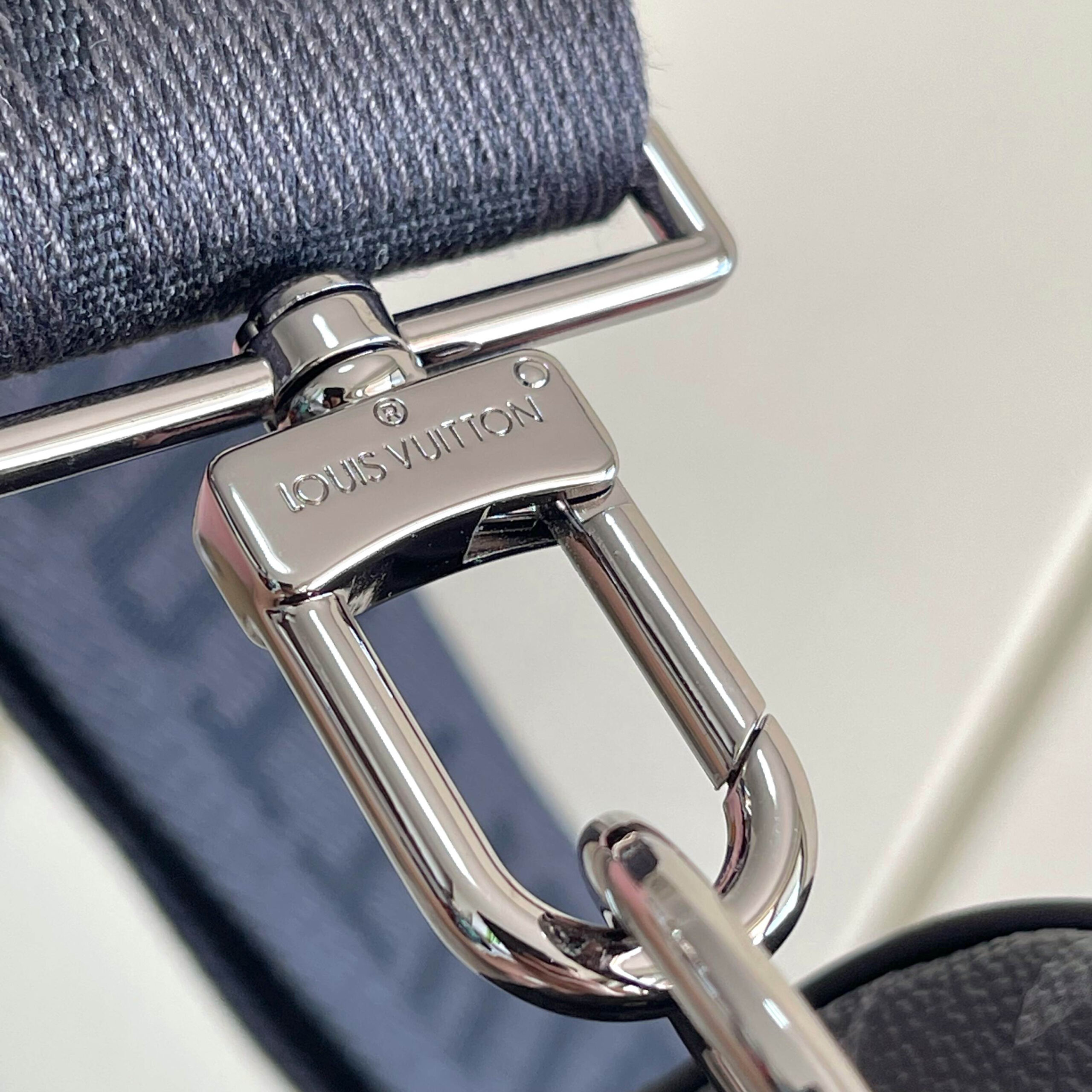 Louis Vuitton Keepall Bandoulière 55 Travel Bag in Monogram Eclipse Canvas - Image 6