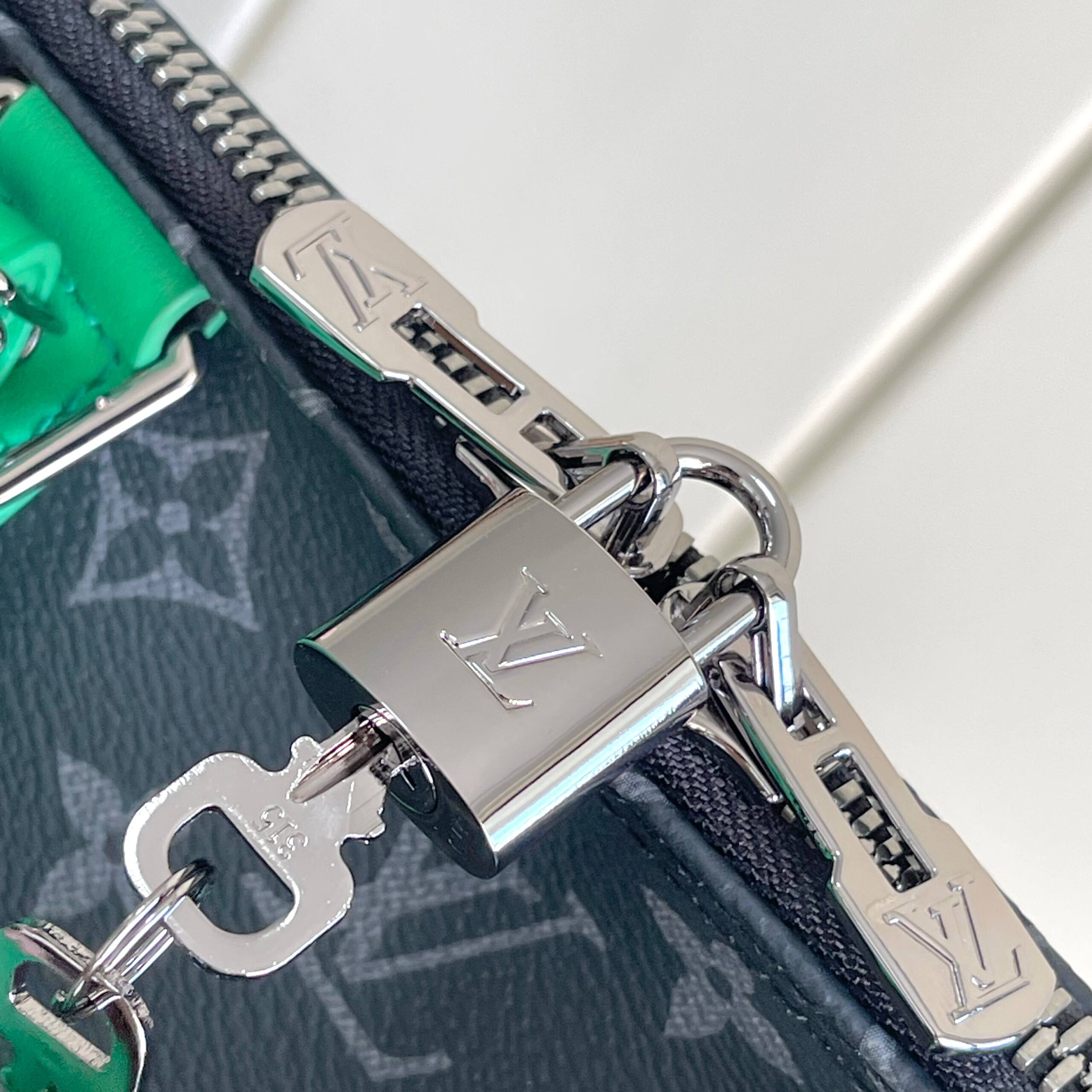 Louis Vuitton Keepall Bandoulière 55 Travel Bag in Monogram Eclipse Canvas - Image 6