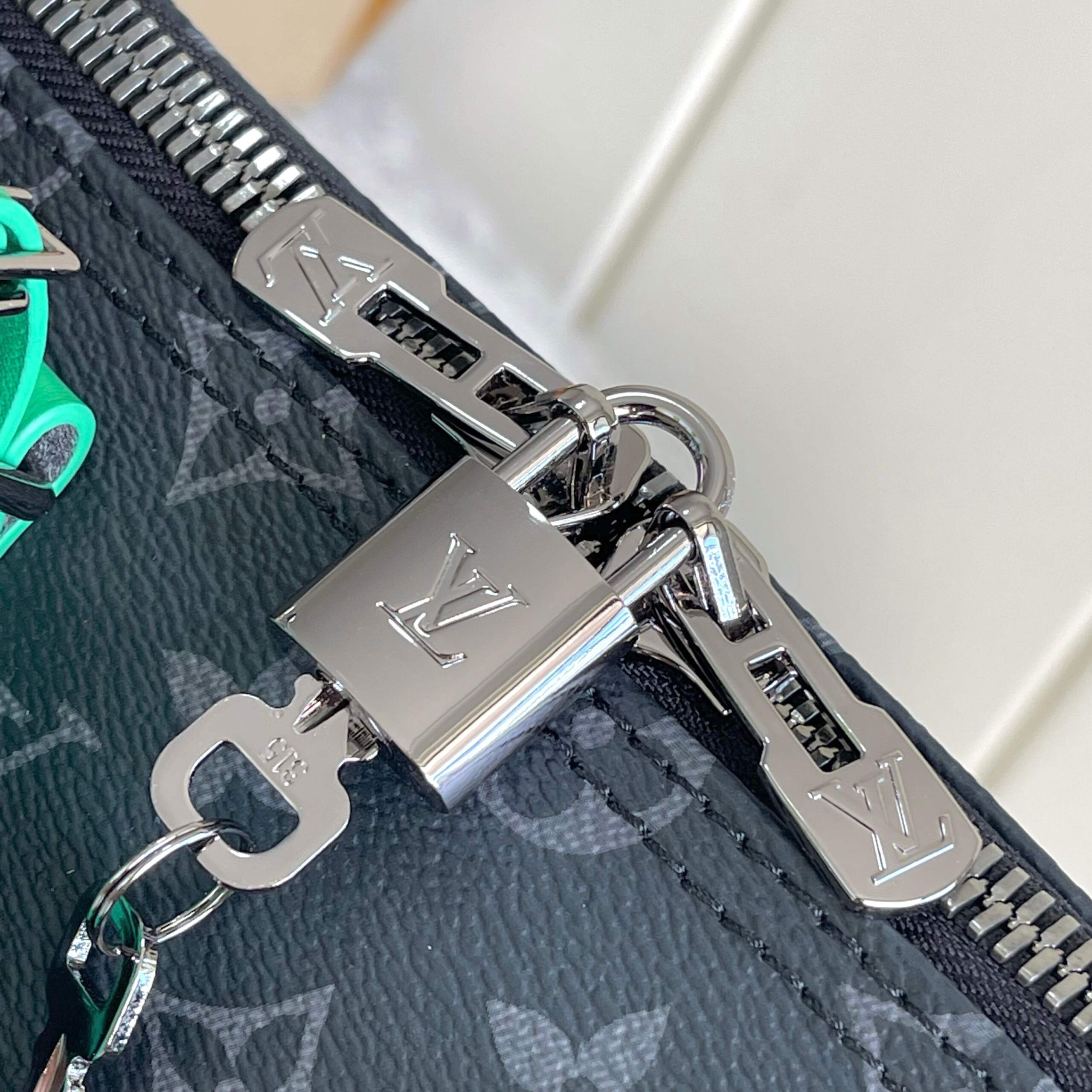 Louis Vuitton Keepall Bandoulière 45 Travel Bag in Monogram Eclipse Canvas - Image 6