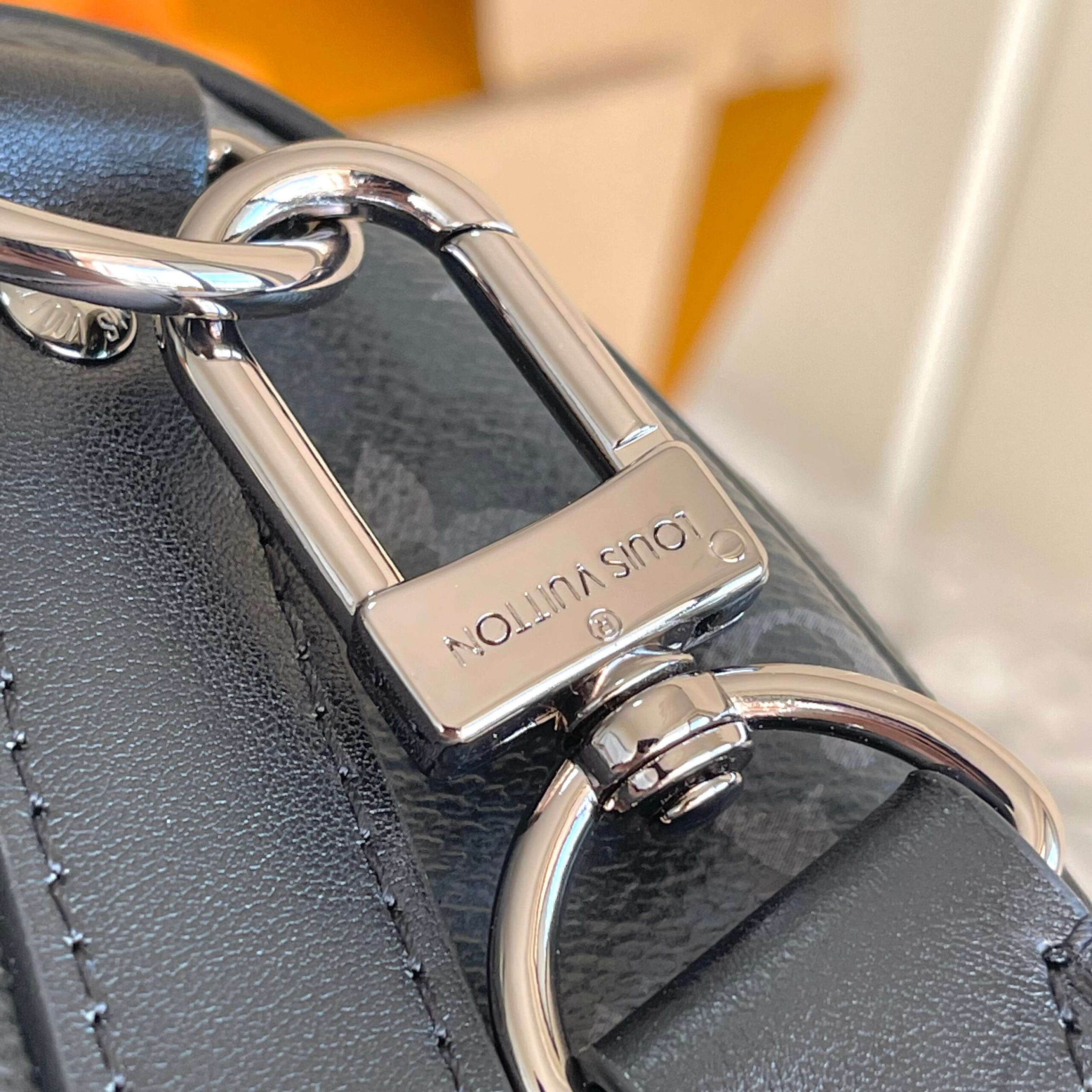 Louis Vuitton Keepall Bandoulière 25 Travel Bag in Monogram Eclipse Canvas - Image 6