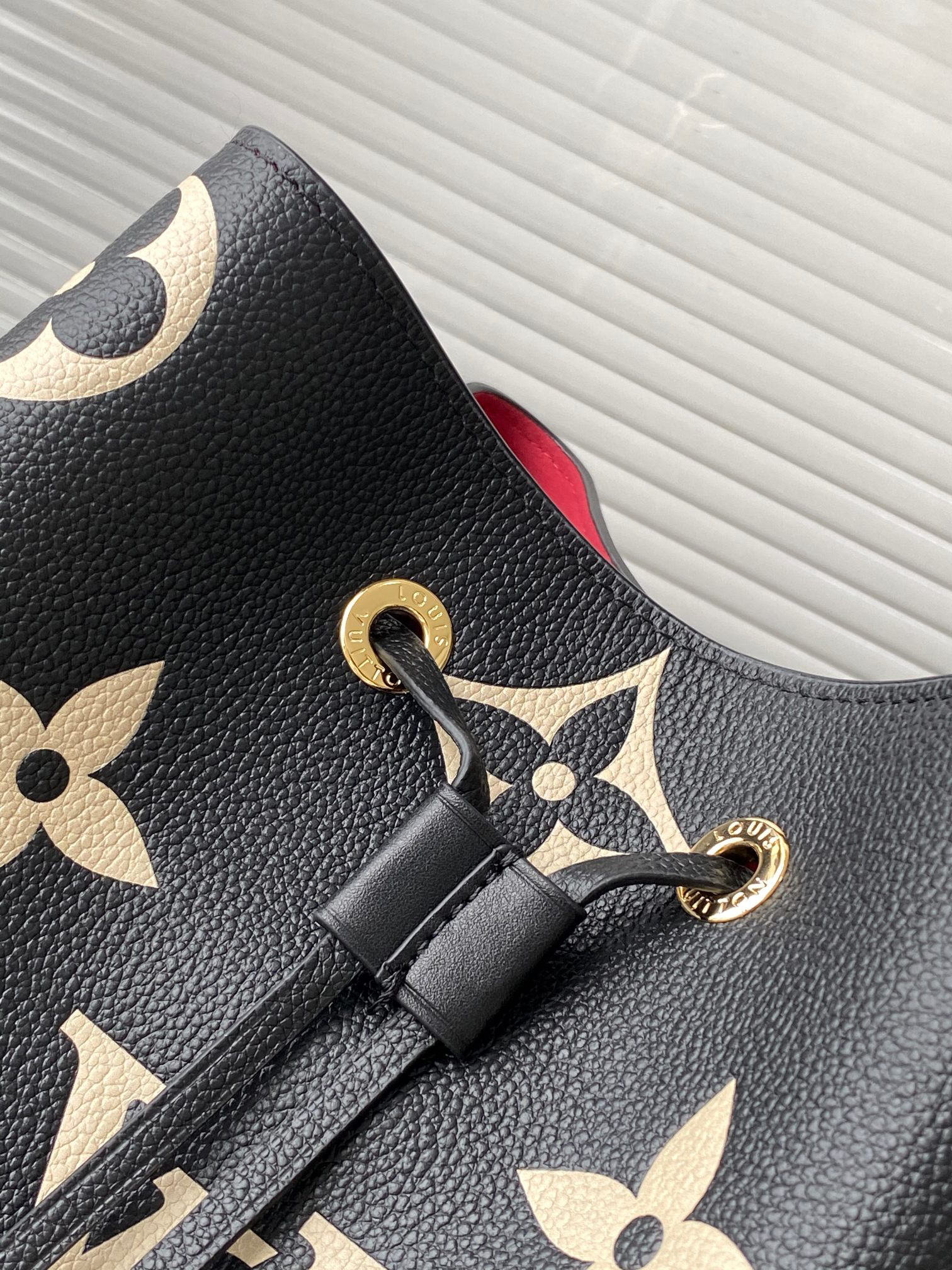 Louis Vuitton NeoNoe Medium Bucket Bag - Image 6
