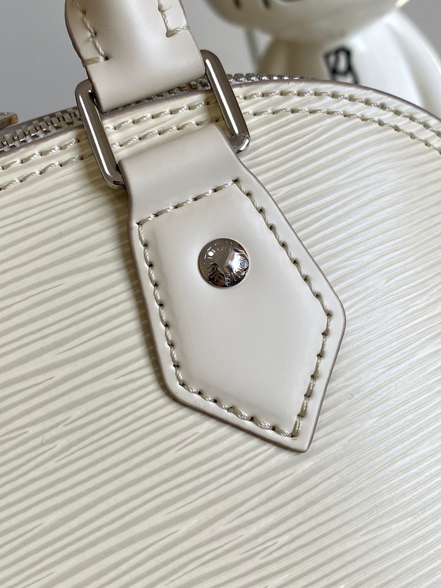 Louis Vuitton Alma BB Epi Leather Handbag - Image 6