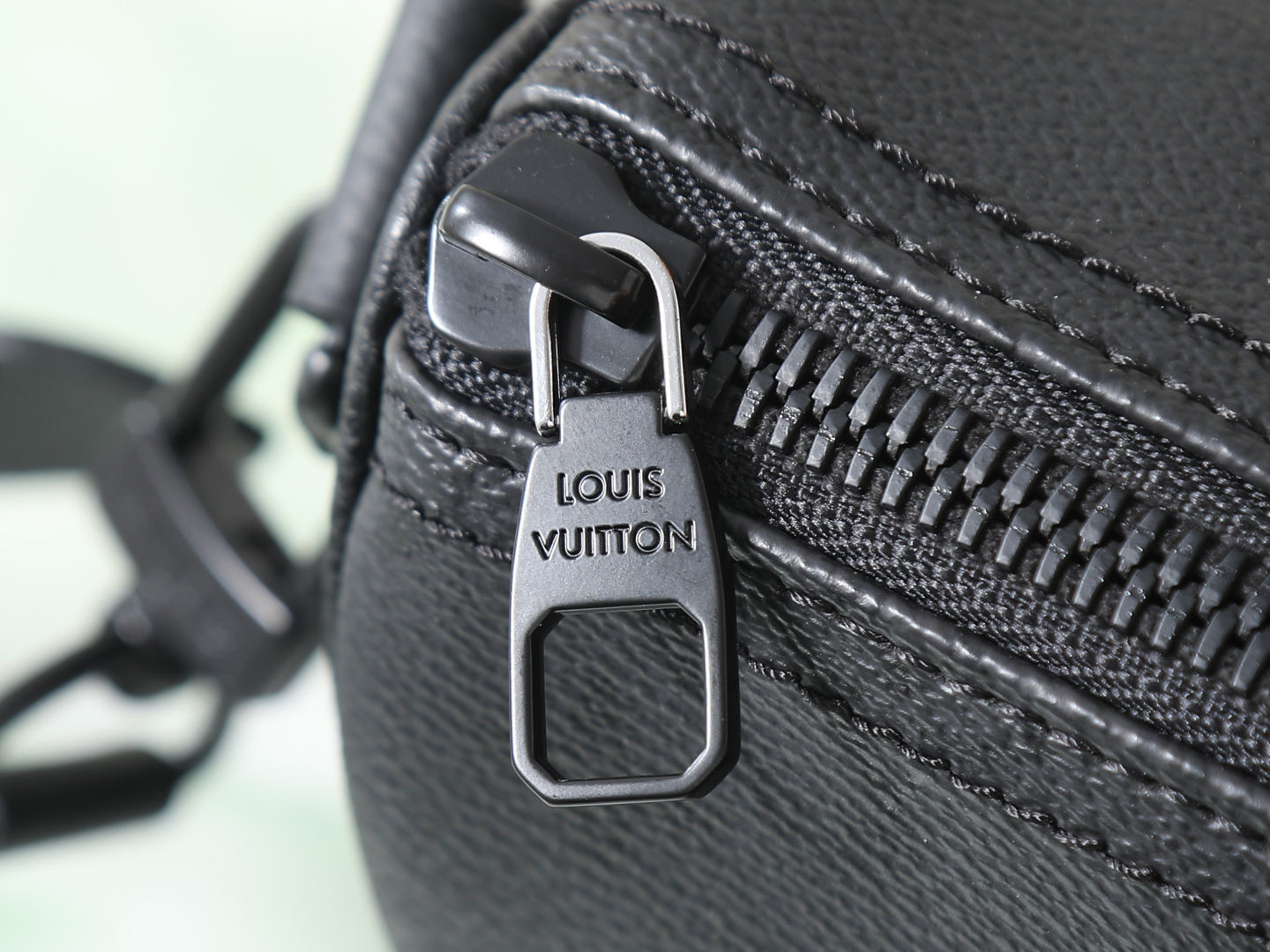 Louis Vuitton Keepall Bandoulière 25 Monogram Midnight Travel Bag - Image 6
