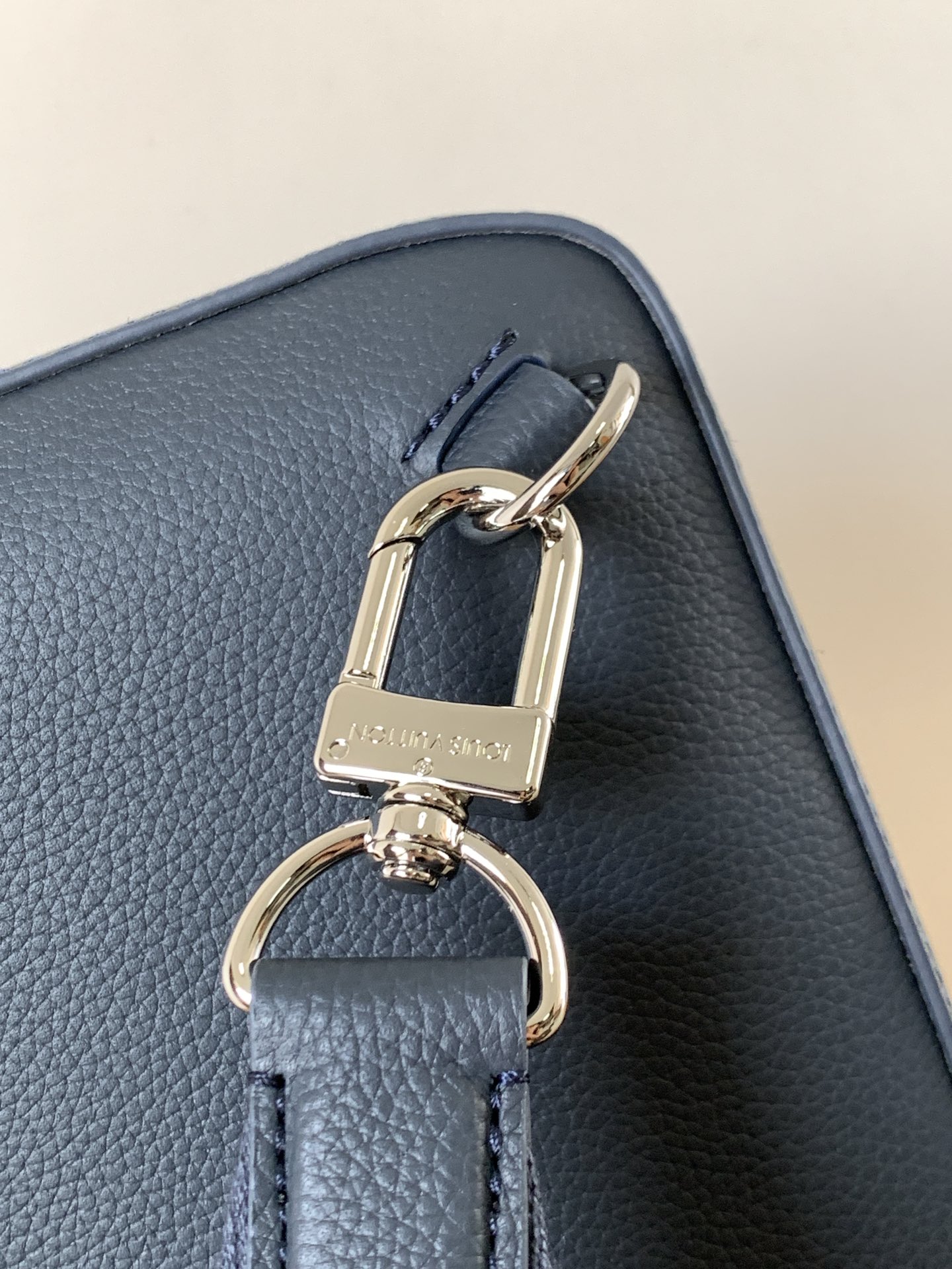 Louis Vuitton Avenue Sling Bag PM in Blue Leather - Image 6
