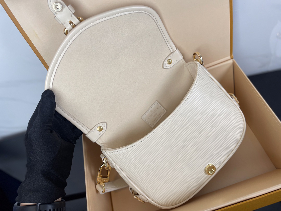 Louis Vuitton Saumur BB Epi Leather Crossbody Bag - Image 6