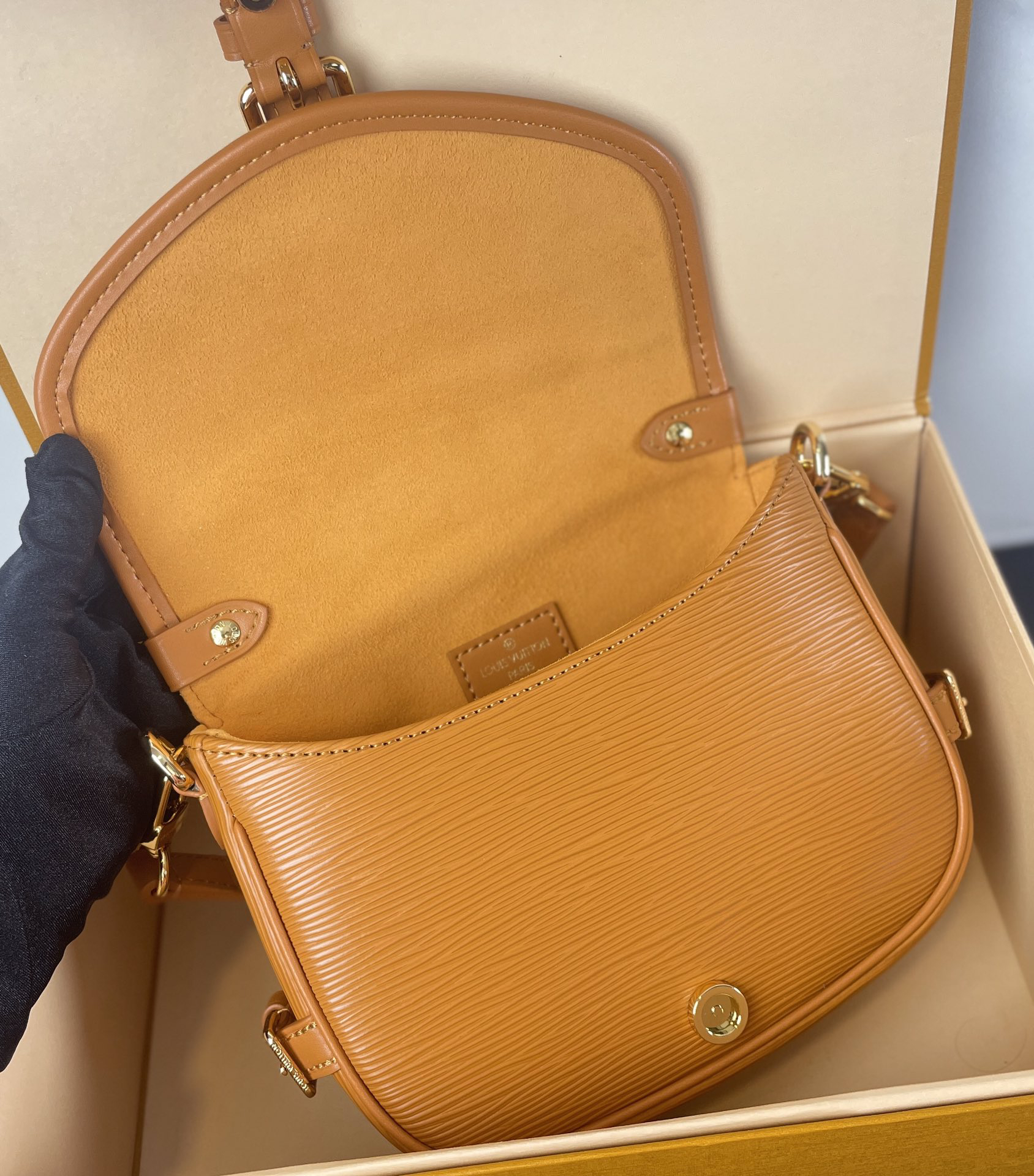 Louis Vuitton Saumur BB Shoulder Bag in Caramel Epi Leather - Image 6