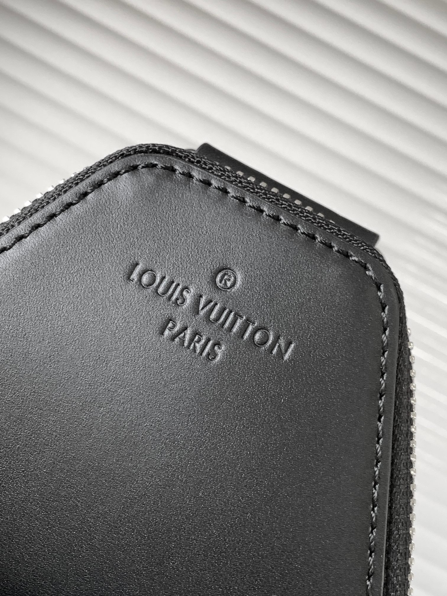 Louis Vuitton Avenue Shoulder Bag in Damier Graphite - Image 6
