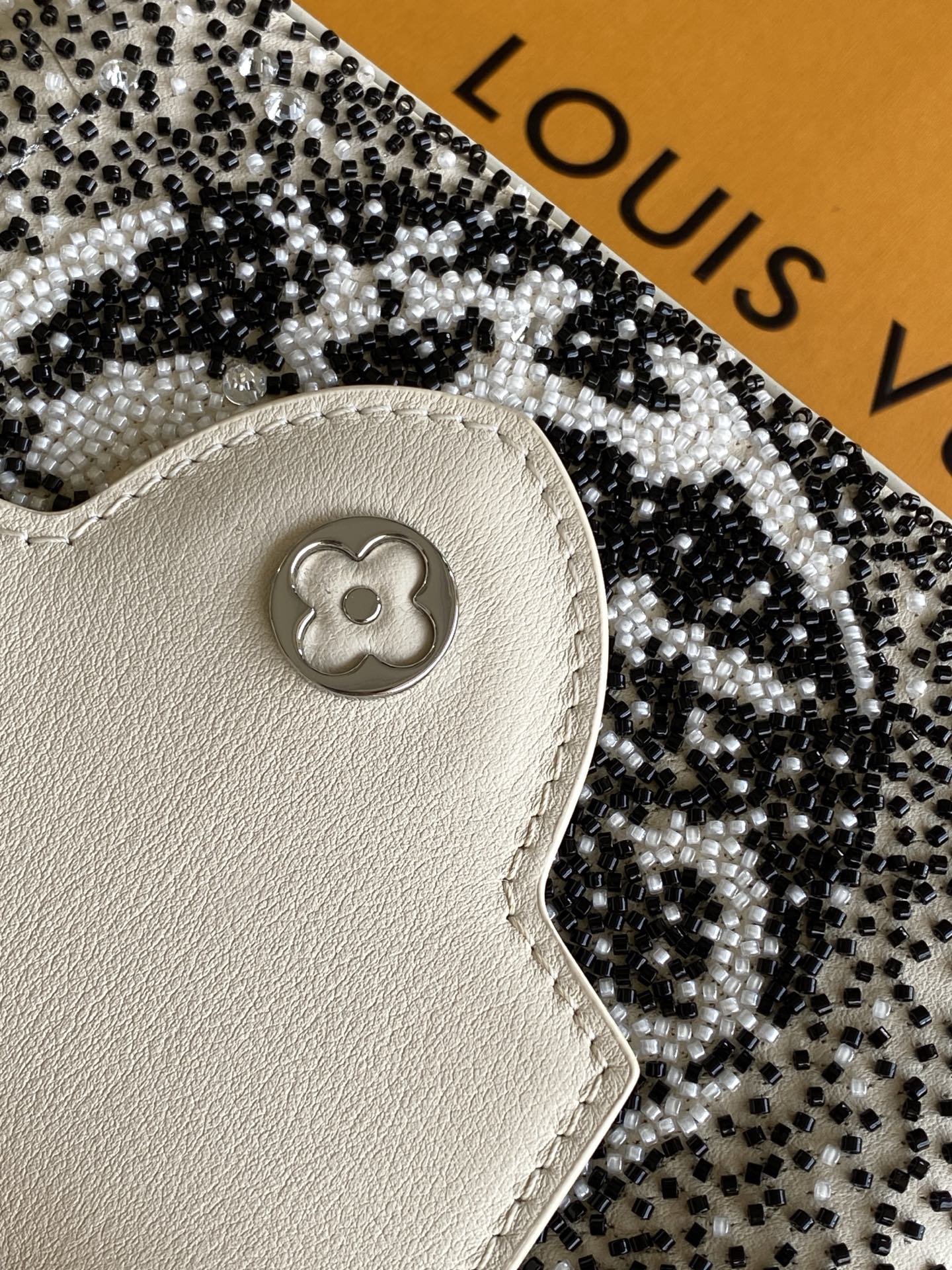Louis Vuitton Capucines Mini Handbag in Black and Beige Beaded Calfskin - Image 6