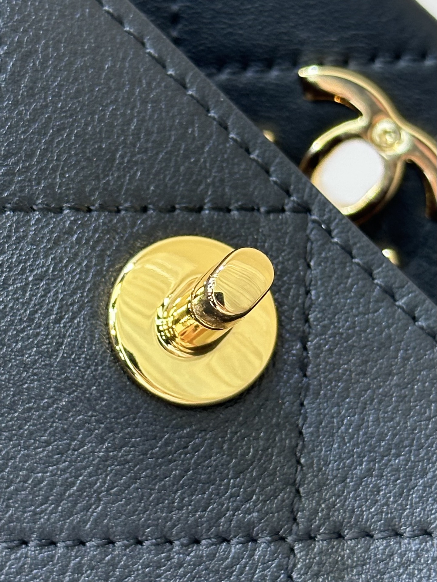 Hidden-Style Leather Handbag with Adjustable Chain Strap - Image 6