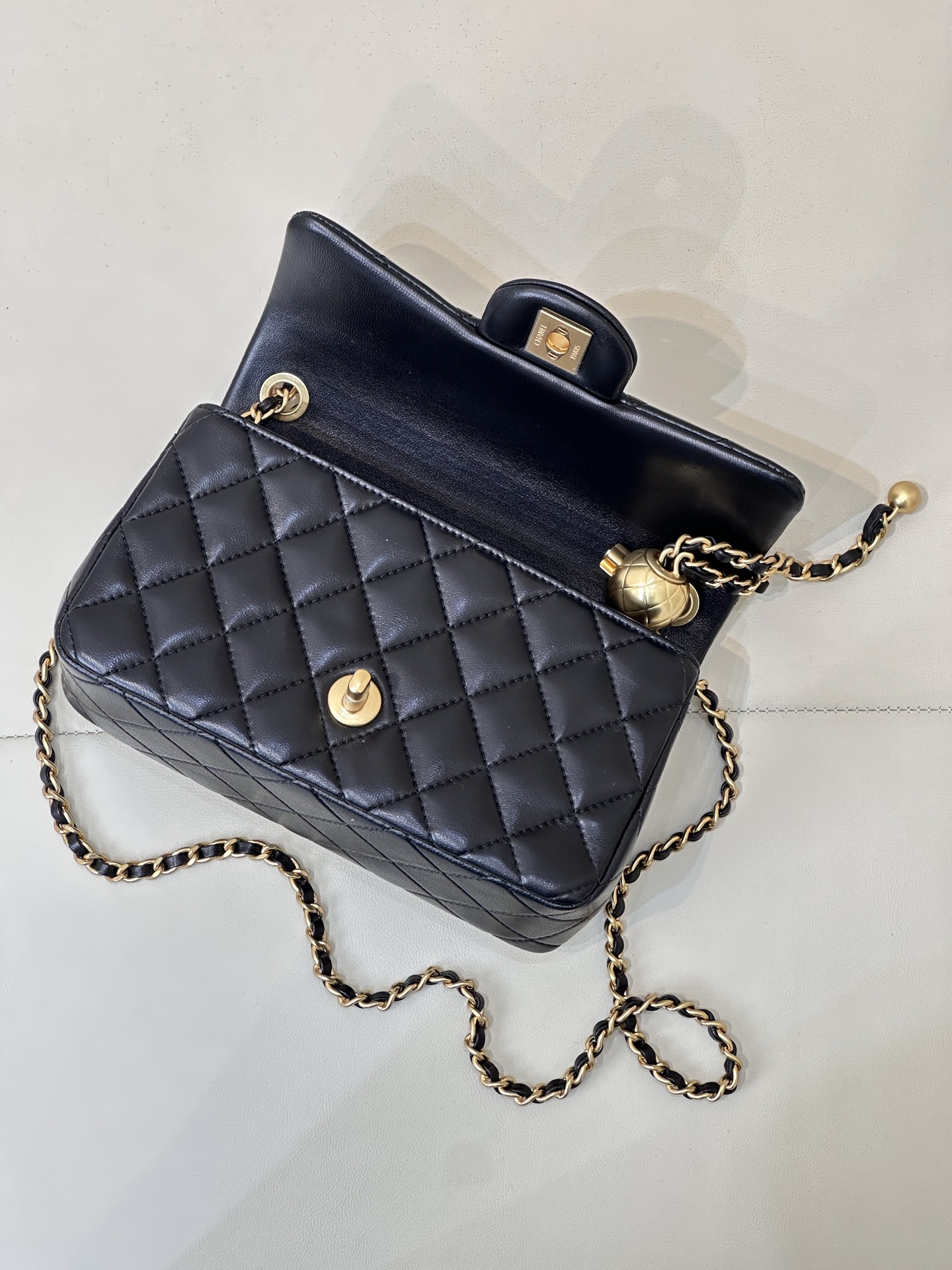 Chanel Quilted Gold Ball Chain Crossbody Bag - Image 6