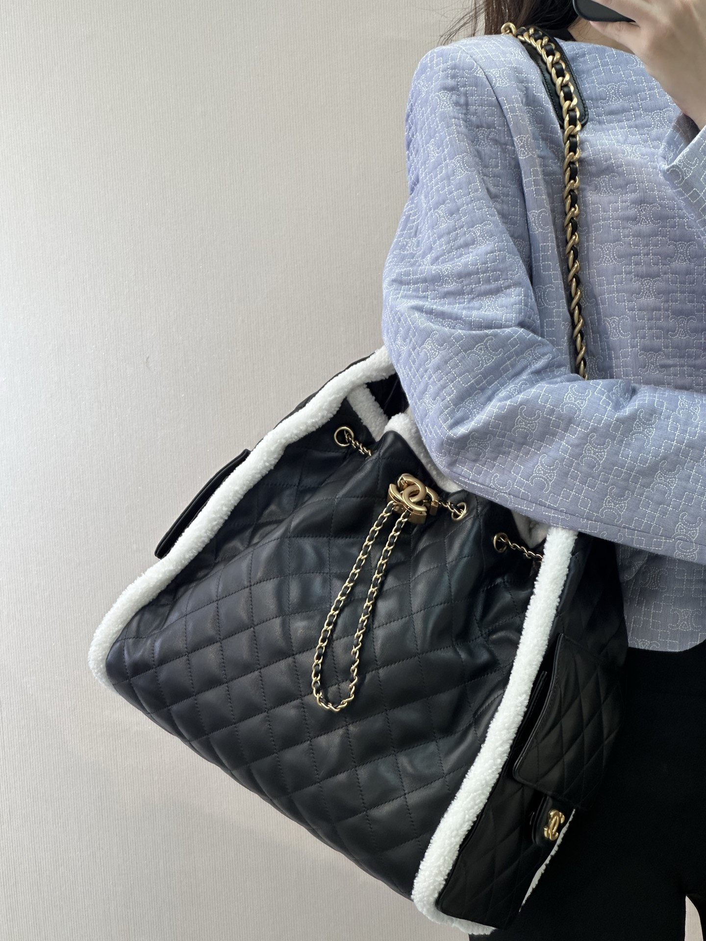 Chanel Shearling Hobo Handbag - Image 6
