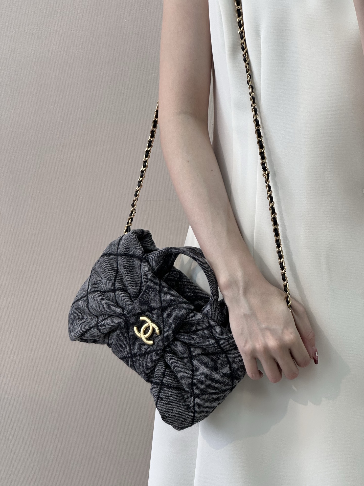 Chanel Butterfly-Bow Crossbody Bag - Image 6