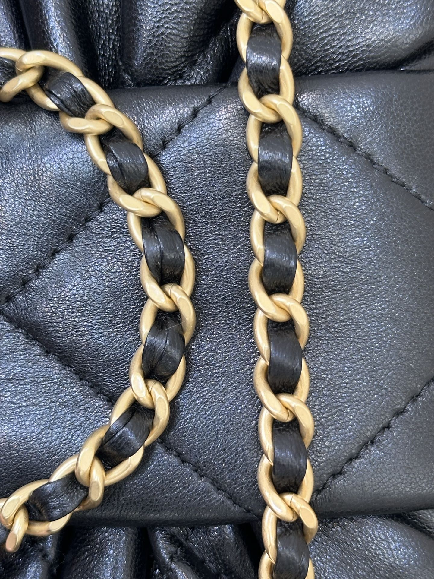 Chanel Bow Lambskin Handbag - Image 6