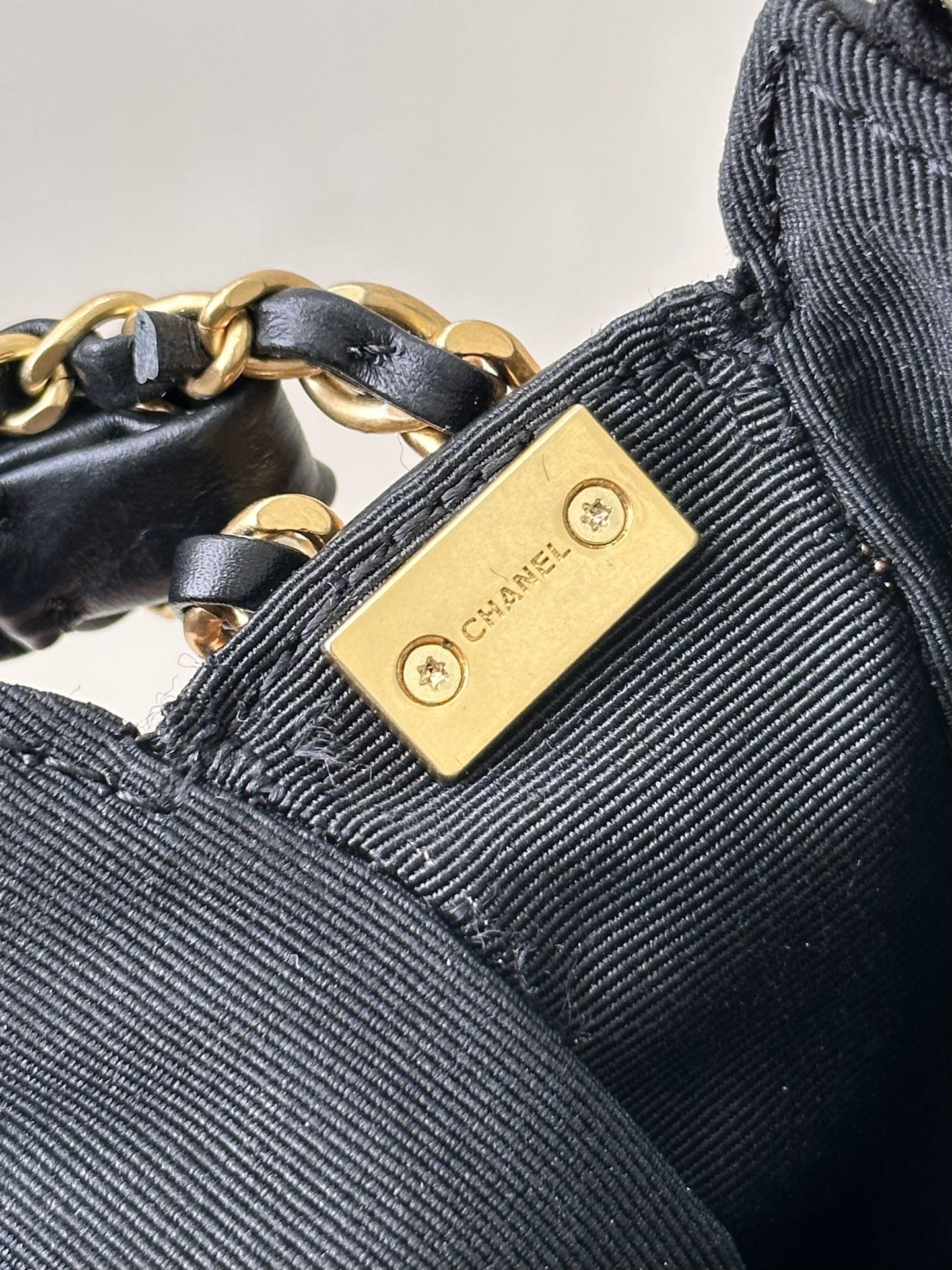 Chanel 23K Vintage-Style Leather Shoulder Bag - Image 6