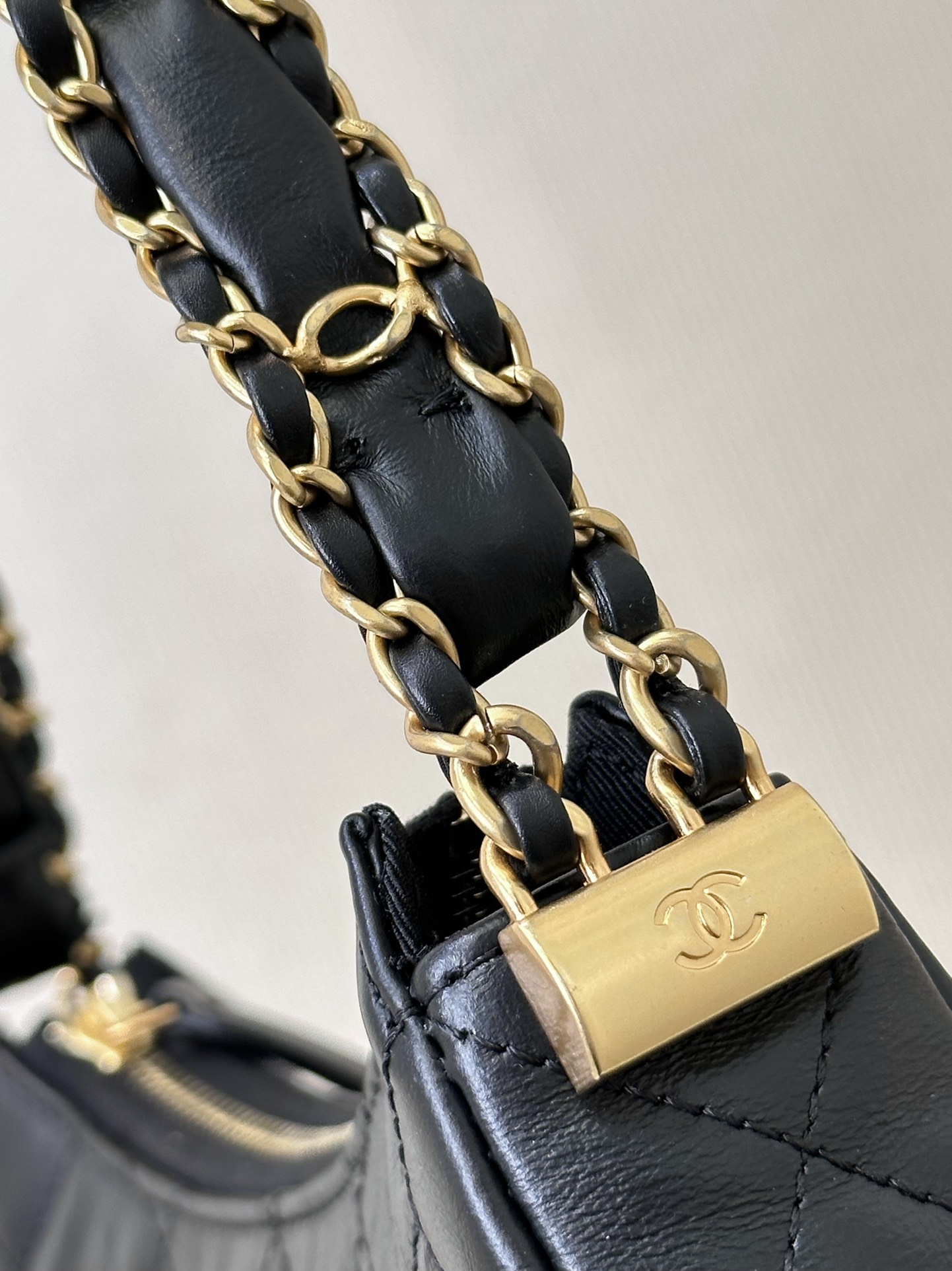 Chanel 23K Small Chain Shoulder Bag 4422 - Image 6