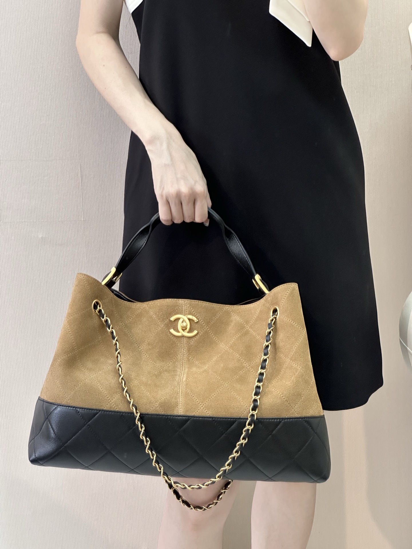 Chanel 5657 Large Deerskin Shoulder Bag - Image 6