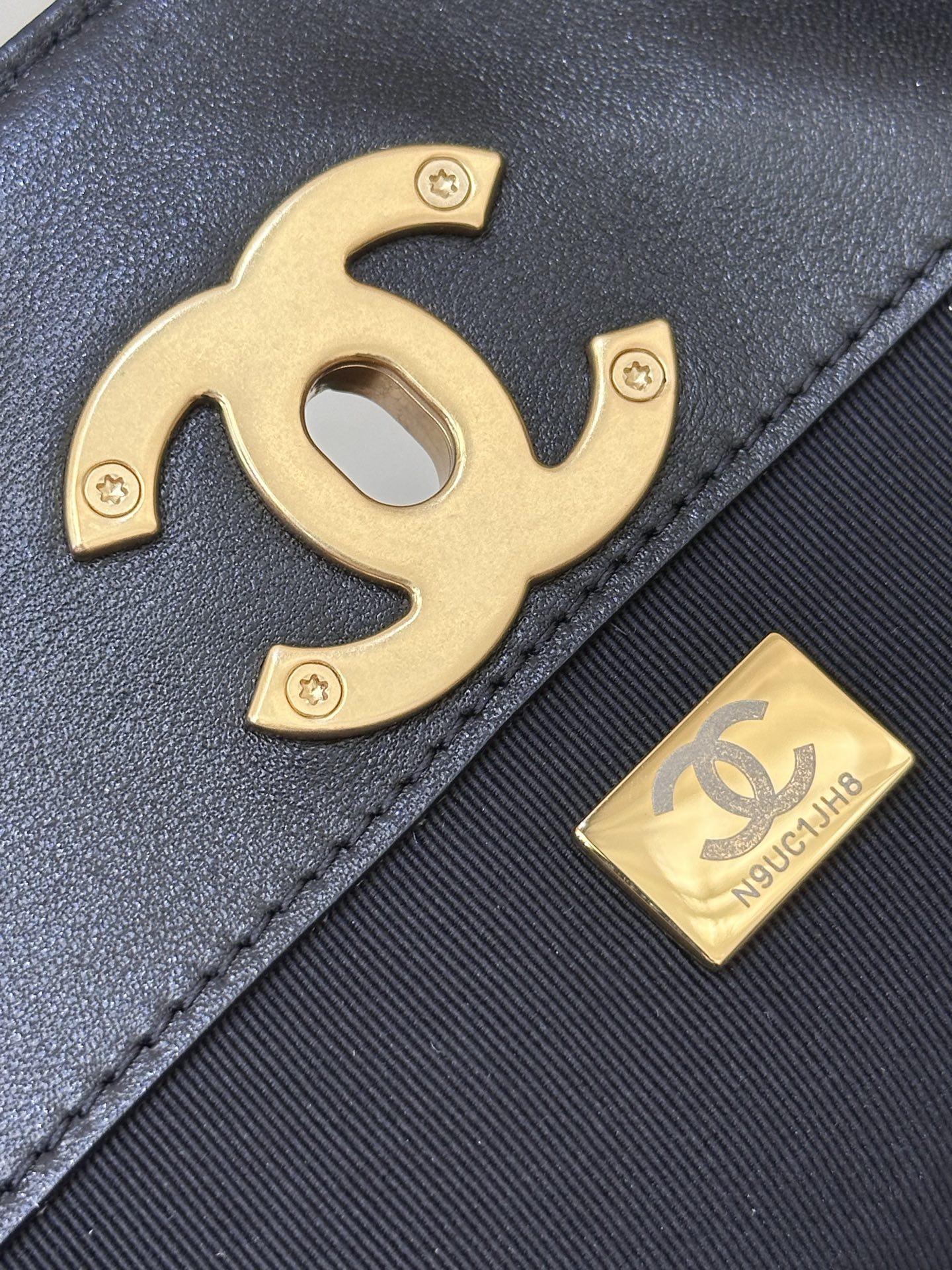 Chanel 5657 Large Suede Handbag - Image 6