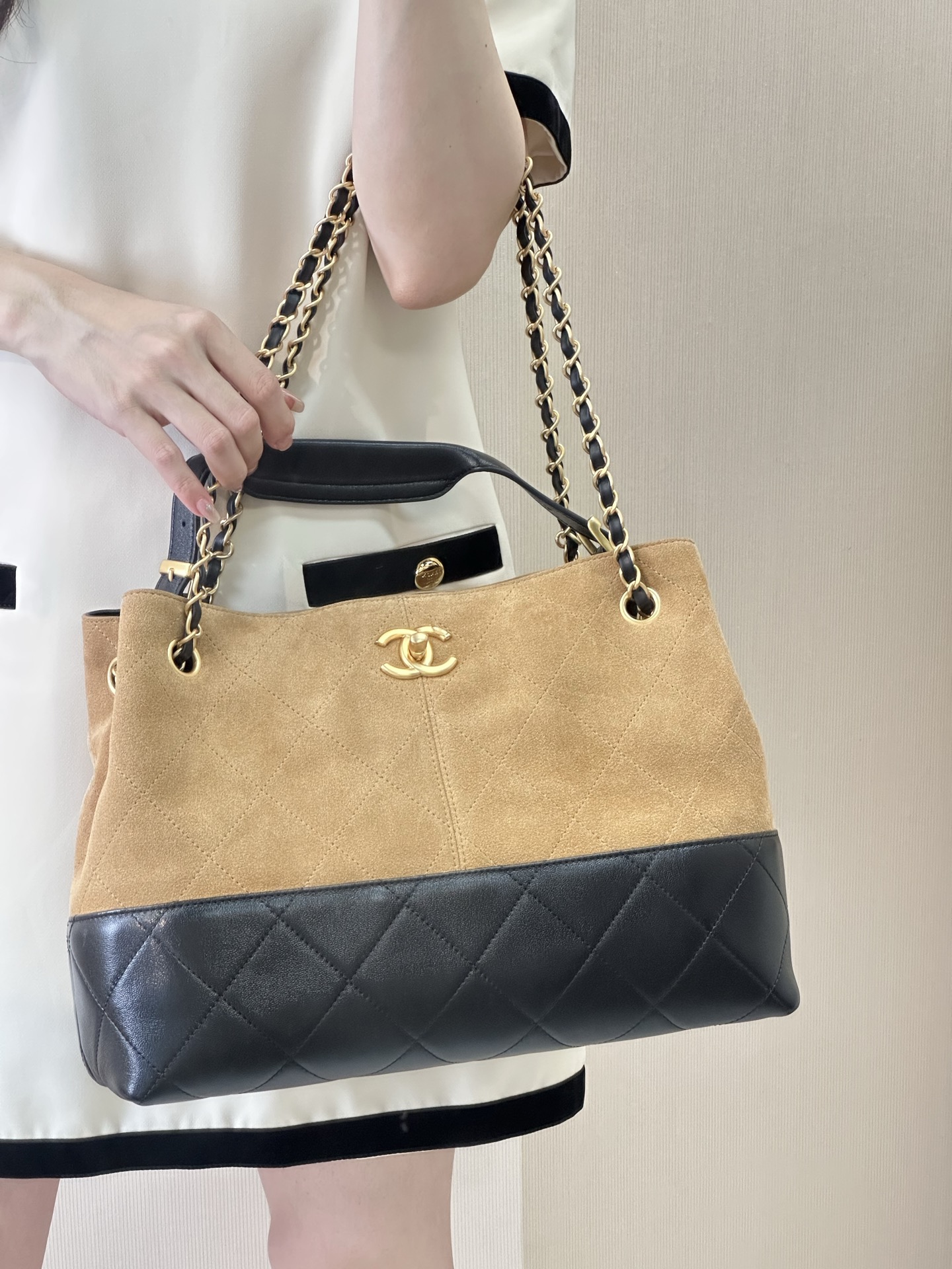 Chanel 25A Handcrafted Box Handbag - Image 6