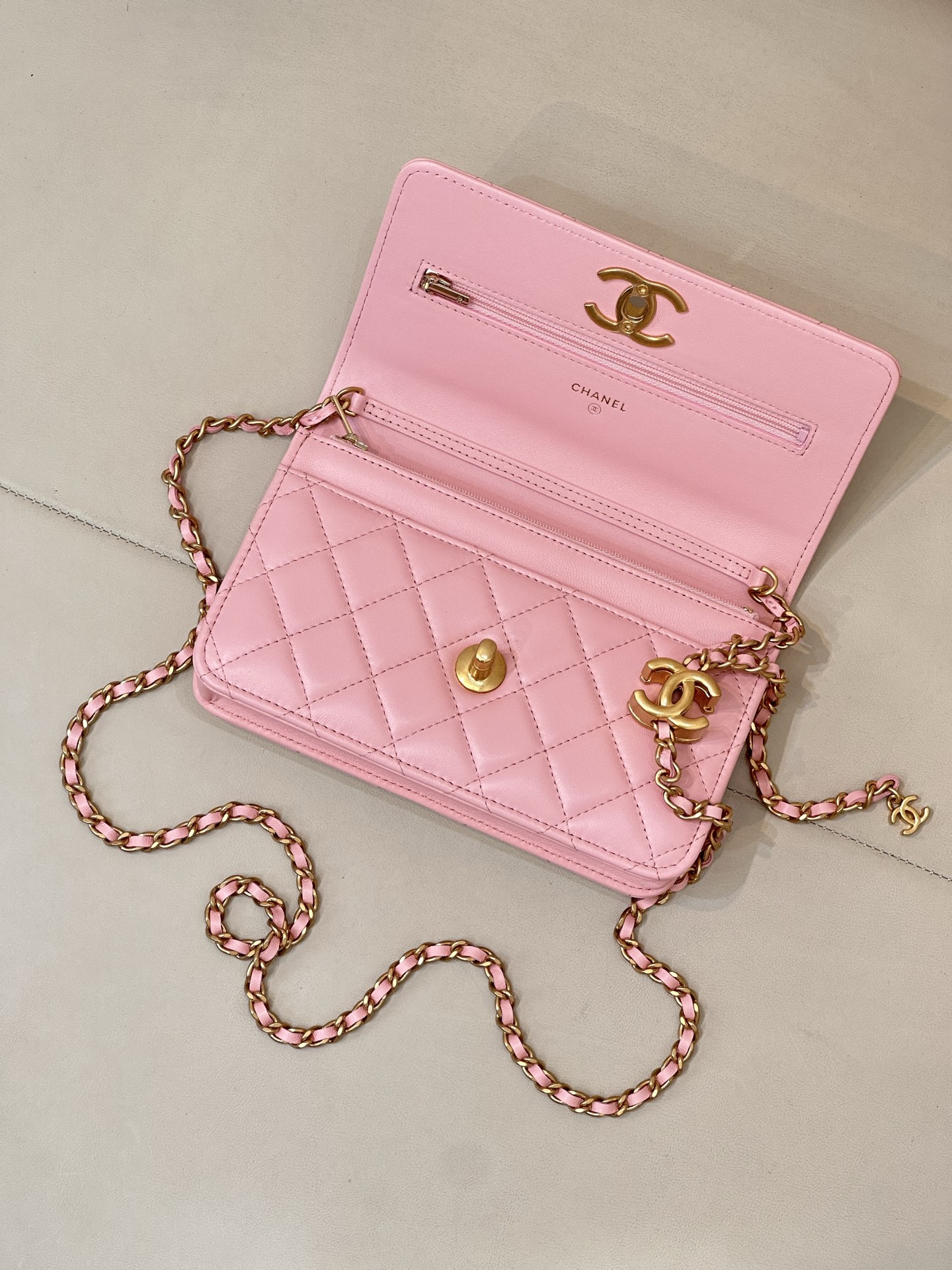 Sheepskin Crossbody Bag with Quilted Design and Adjustable Chain Strap - Image 6