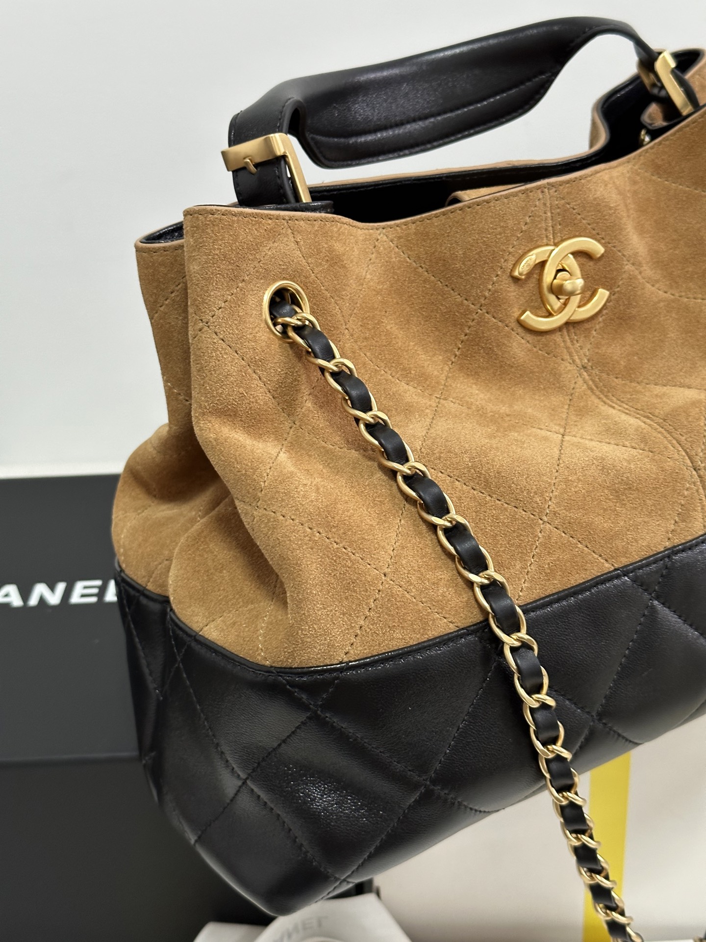 Chanel 25A Small Calfskin and Lambskin Tote Bag - Image 6