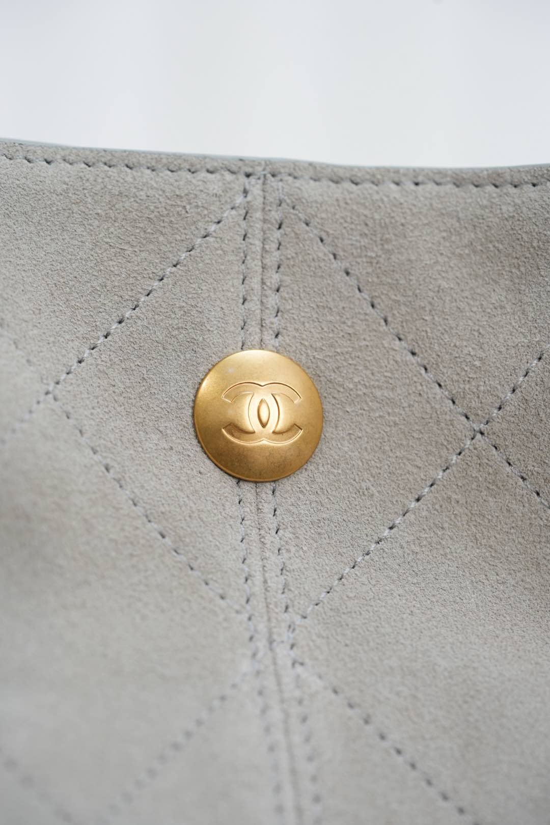 Chanel 25A Cowhide Quilted Handbag in Beige and Gray - Image 6