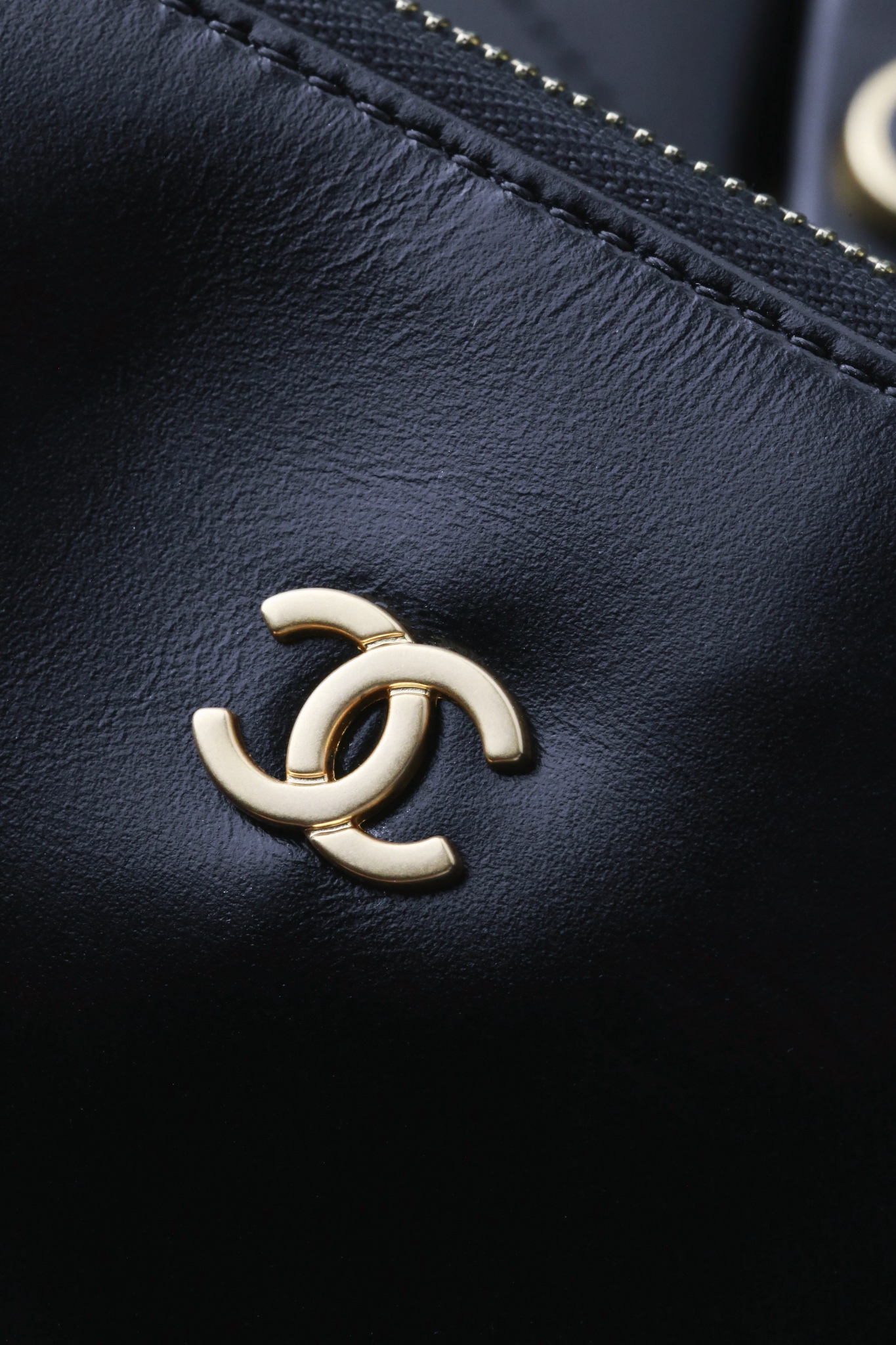 CHANEL 24B 22 Double-Compartment Leather Shoulder Bag - Image 6
