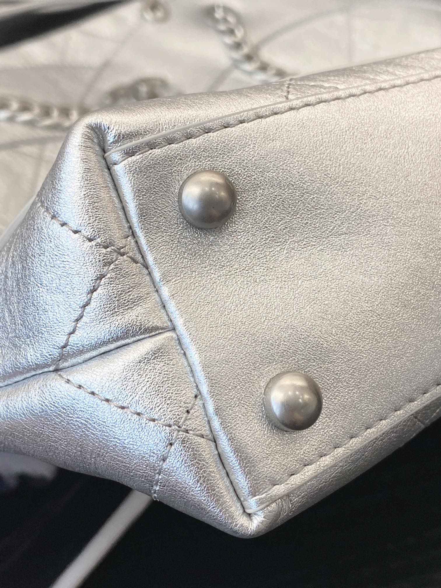 Chanel Vintage Lambskin Tote Bag with Diamond Pattern and Double C Logo - Image 6