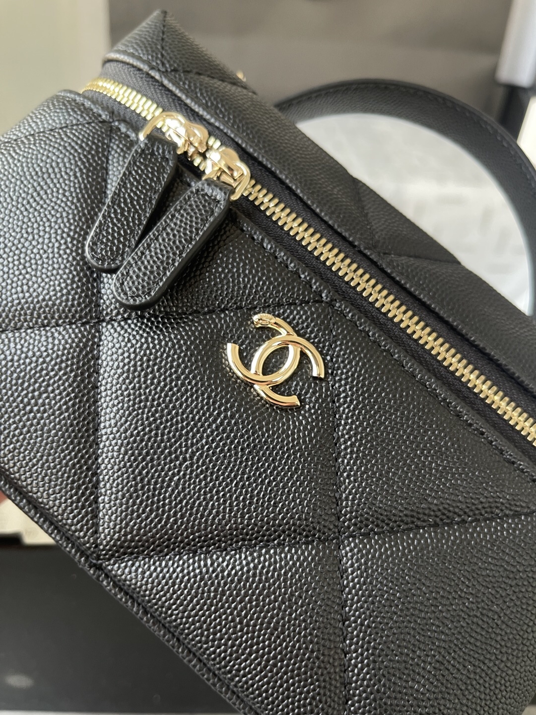 Chanel Diamond-Quilted Lunchbox Bag - Image 6