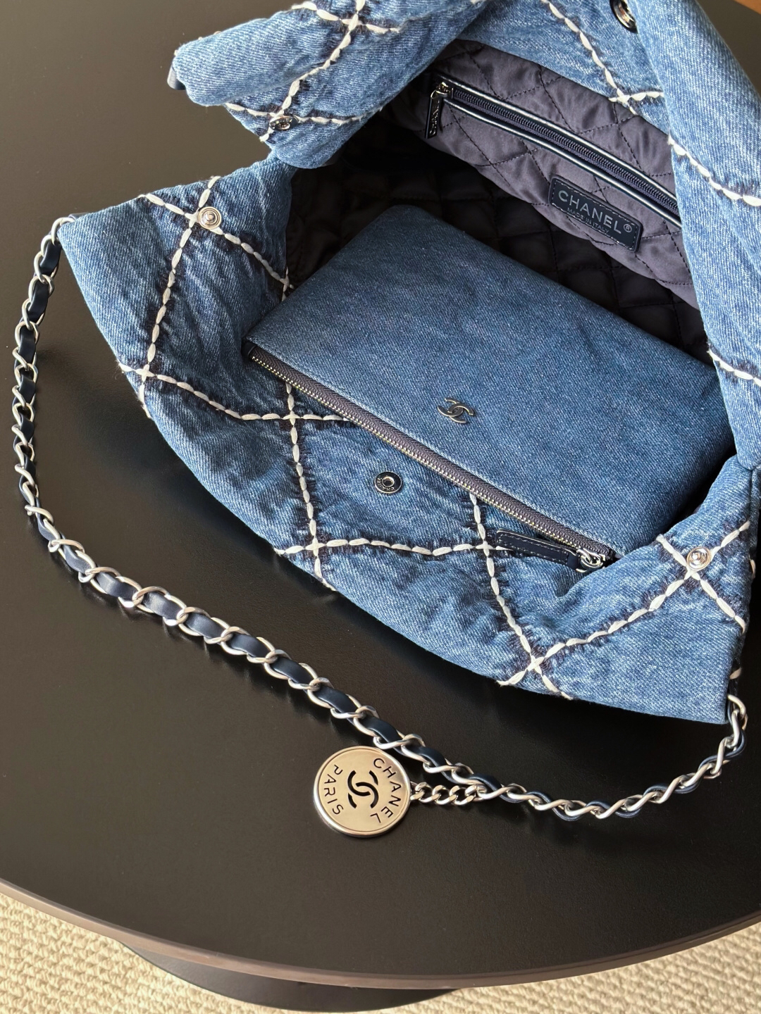 Chanel AS3260 Shoulder Bag in Waxed Small Calfskin - Image 6