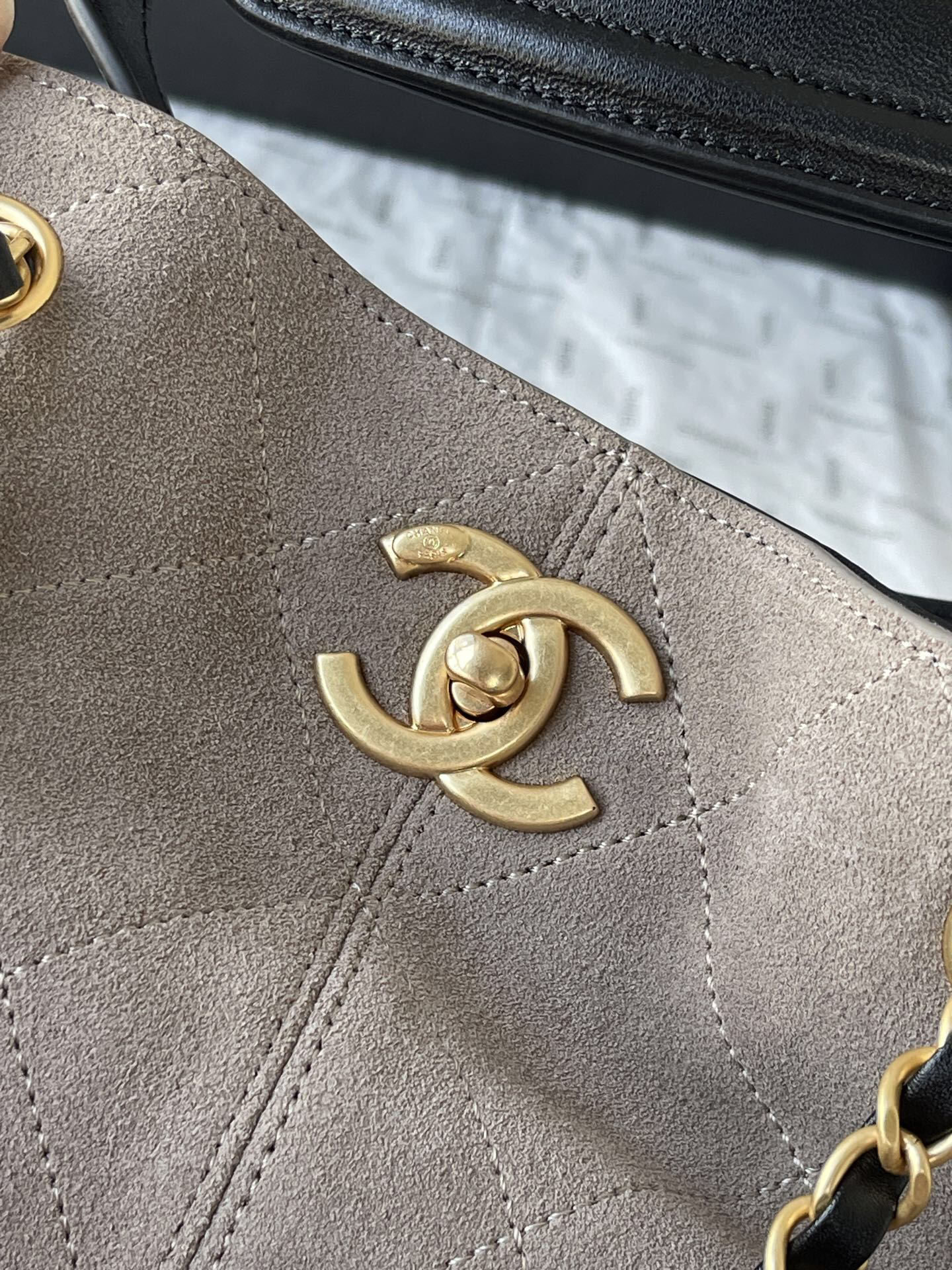 Chanel 25 Handbag Set, Model AS5636 - Image 6