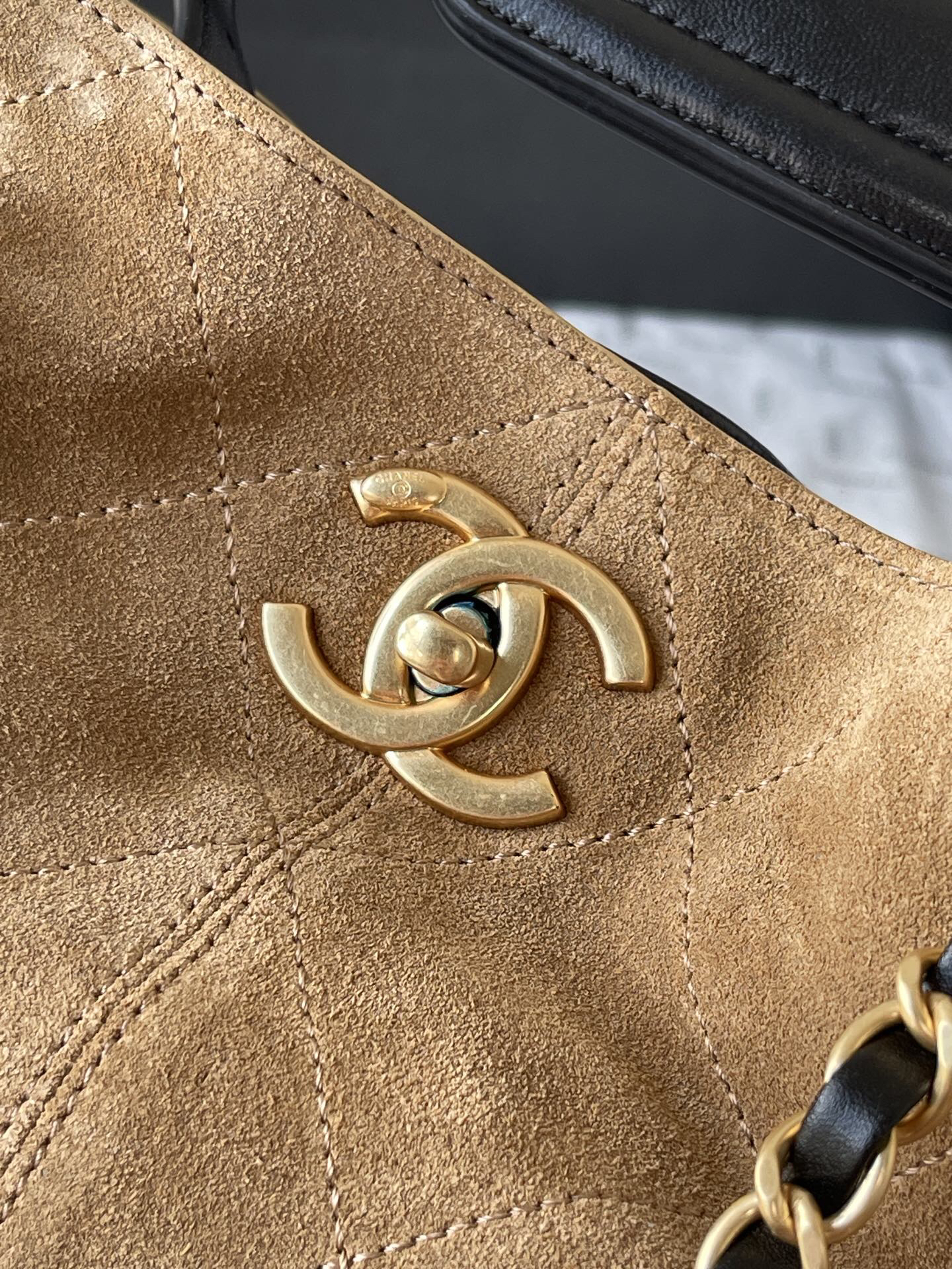 Chanel Handbag with Geometric Pattern and Color-Block Design - Image 6