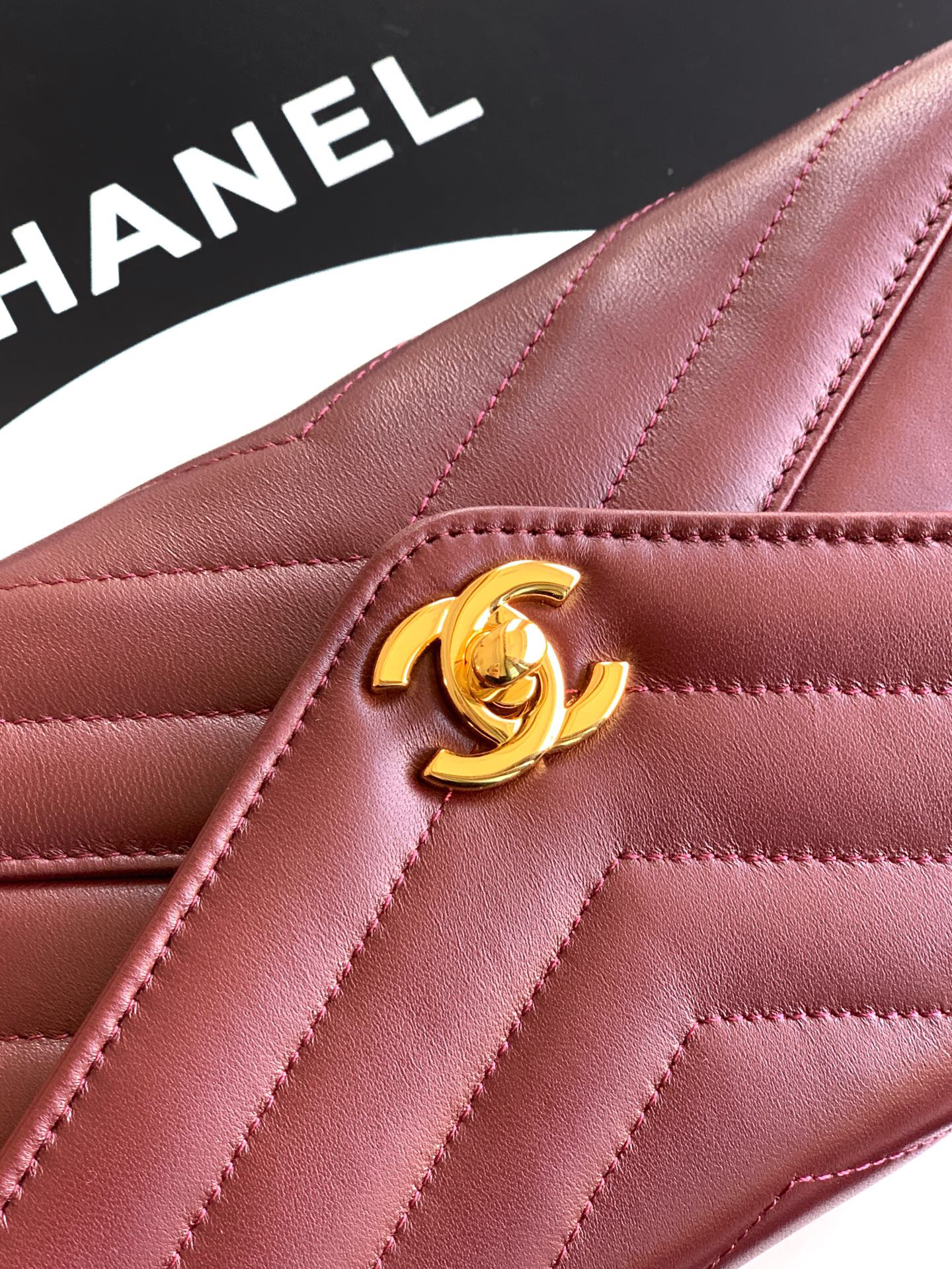 Red 26X Series Leather Handbag - Image 6