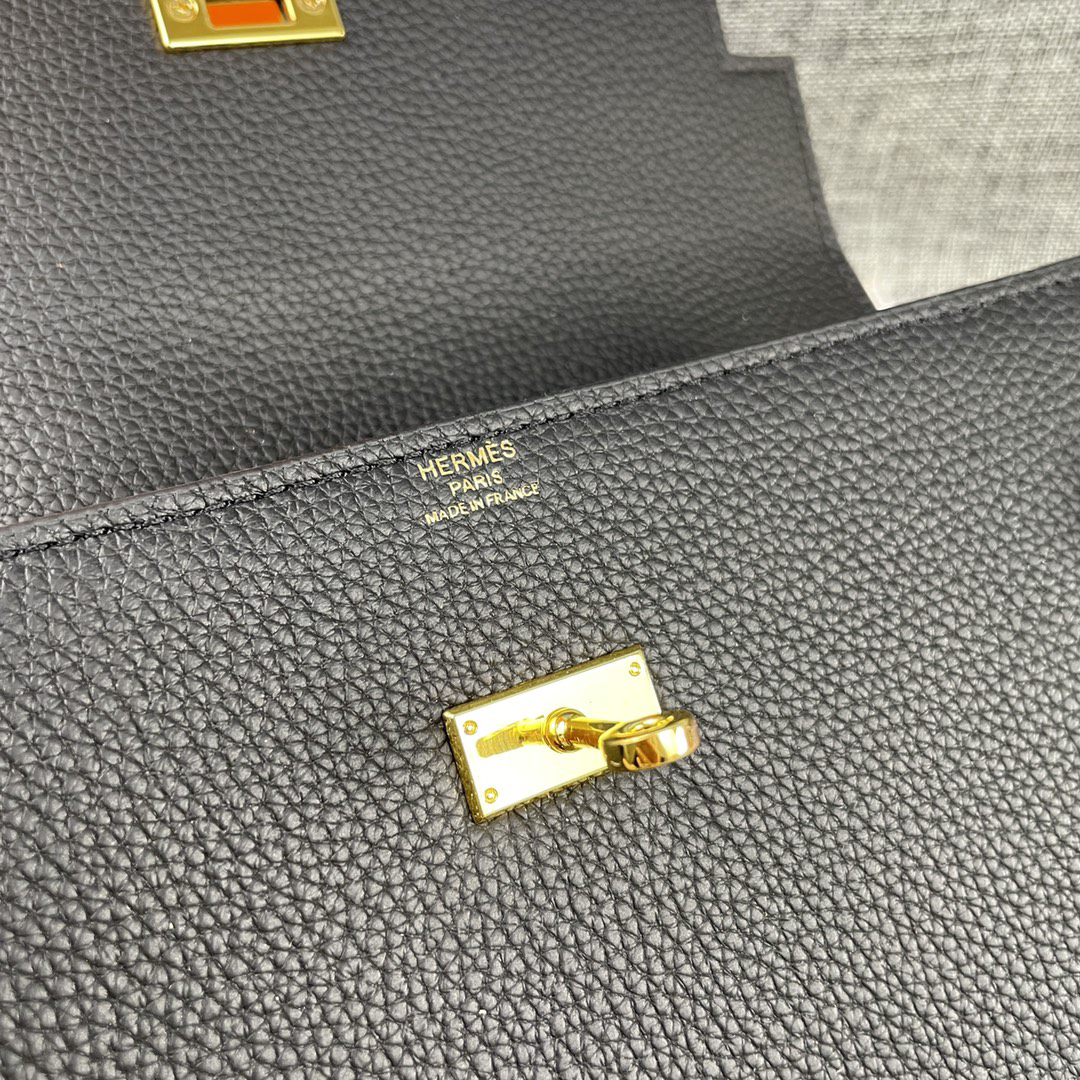 Hermès Kelly Handbag in Togo Leather with Gold-Tone Hardware - Image 6