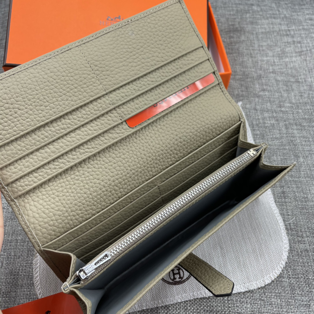 Hermes Women's Solid Leather Bifold Wallet - Image 6