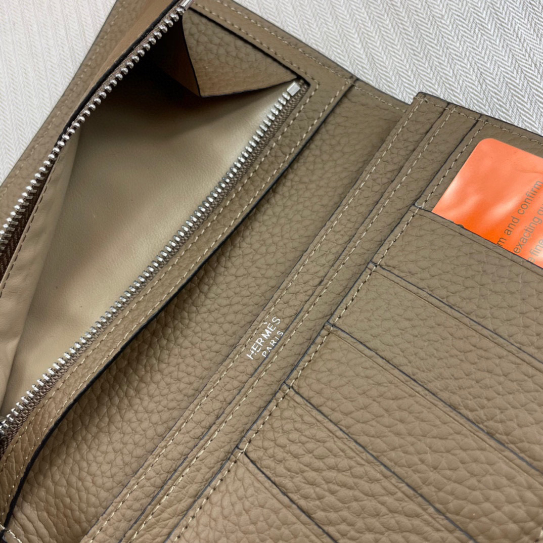 Hermès Women's Leather Vertical Wallet - Image 6