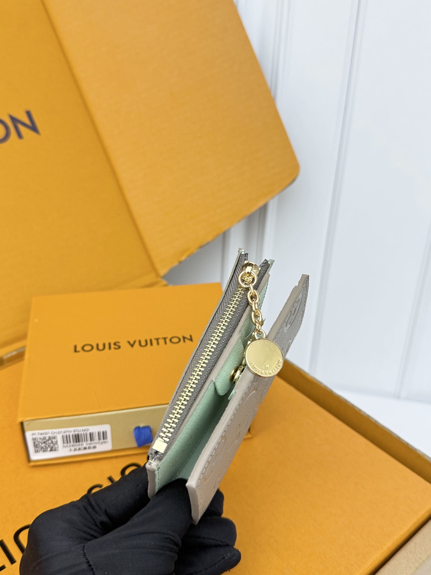 Louis Vuitton Lisa Monogram Wallet with Gold Four-Leaf Clover Charm - Image 6