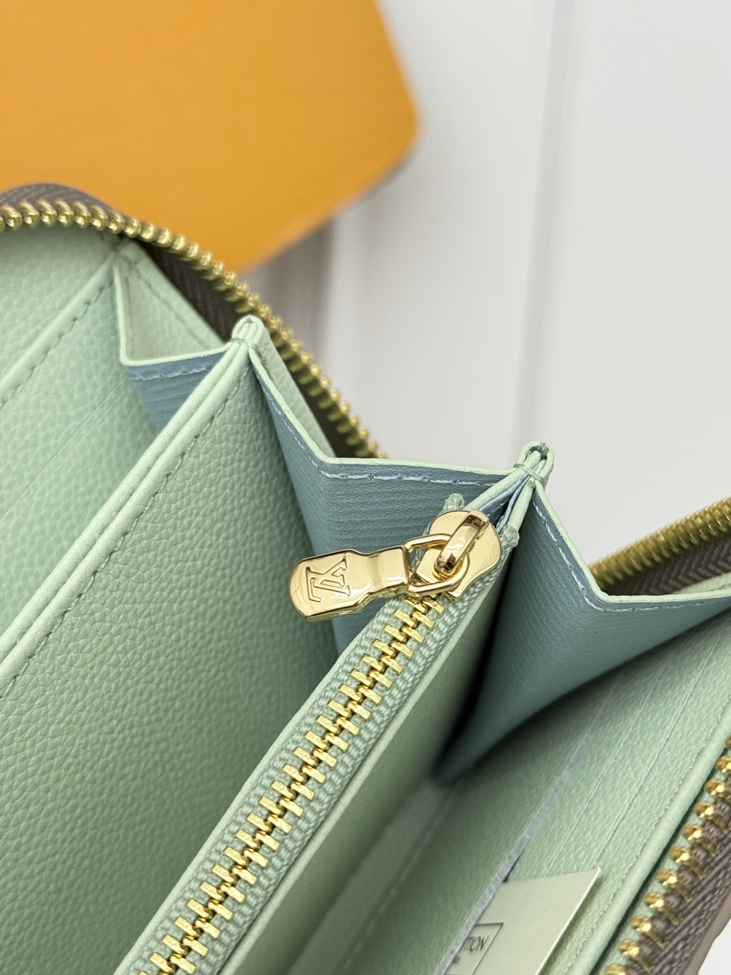 Louis Vuitton M60430 Zipped Wallet - Image 6