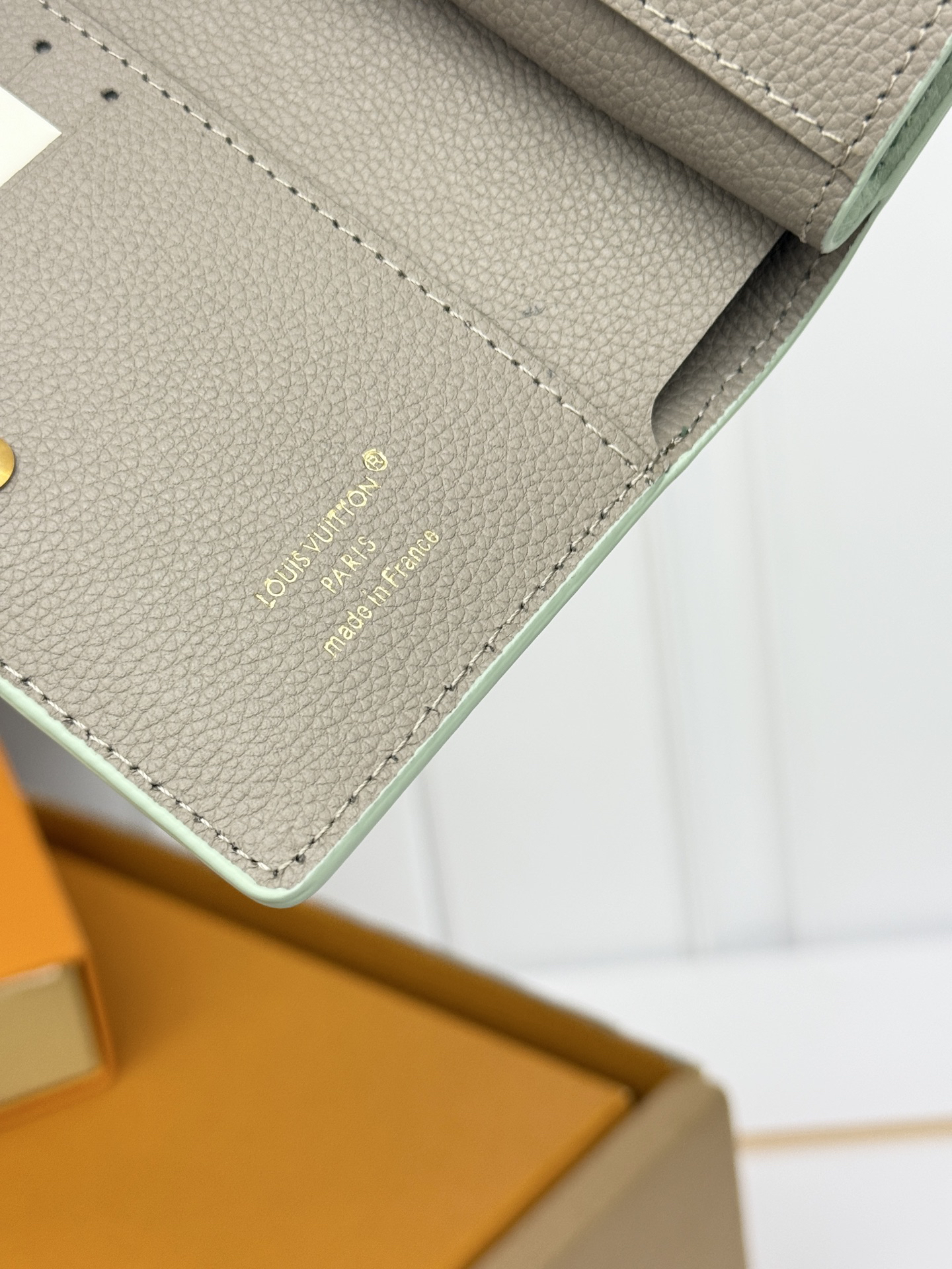 Louis Vuitton M27506 Mint Green Embossed Cowhide Leather Wallet - Image 6
