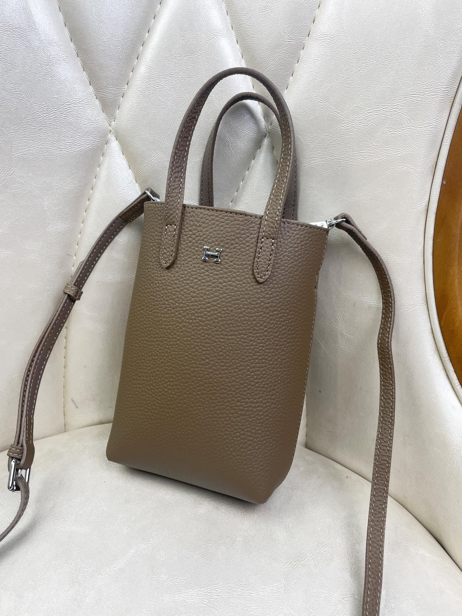Hermès Leather Multi-Function Crossbody Phone Bag - Image 6