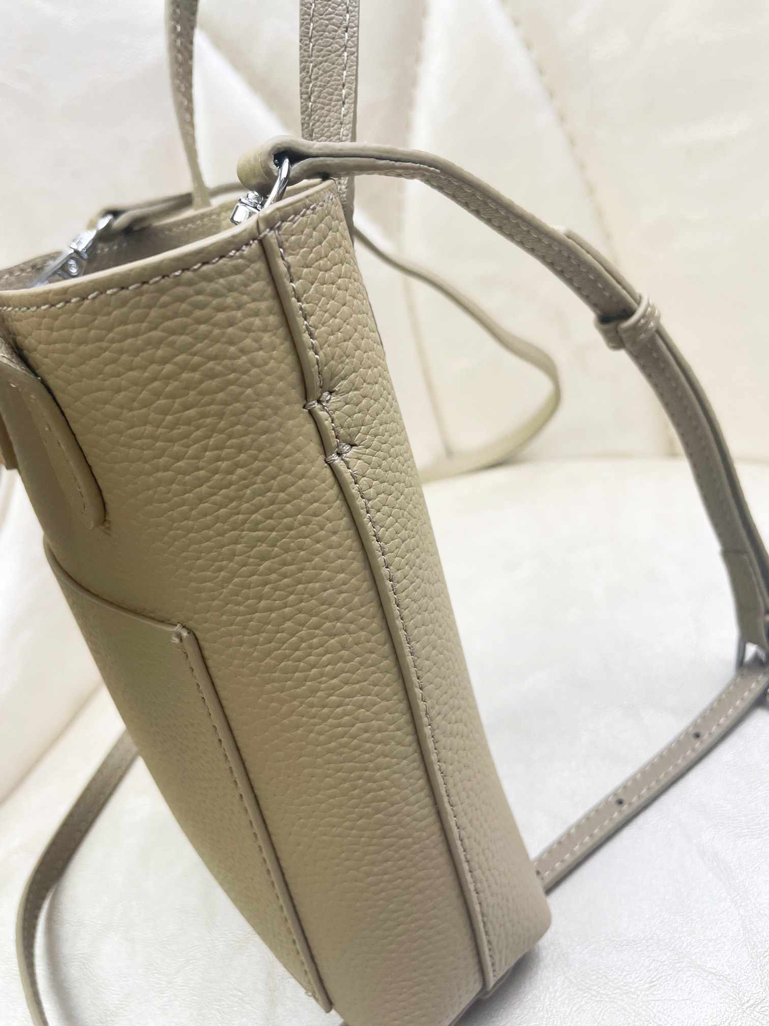 Hermès Leather Multifunctional Phone Crossbody Bag - Image 6