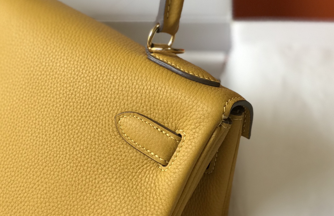 Hermès Kelly 25 Handbag in Togo Leather - Image 6
