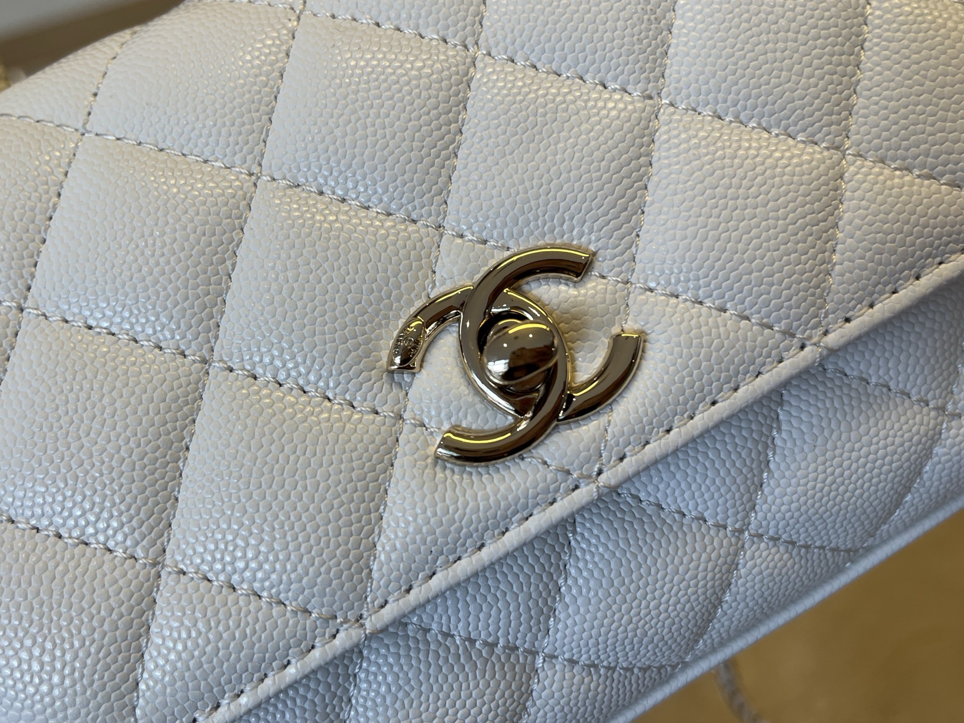 Chanel AS2215 Coco Handle Calfskin Top-Handle Bag - Image 6