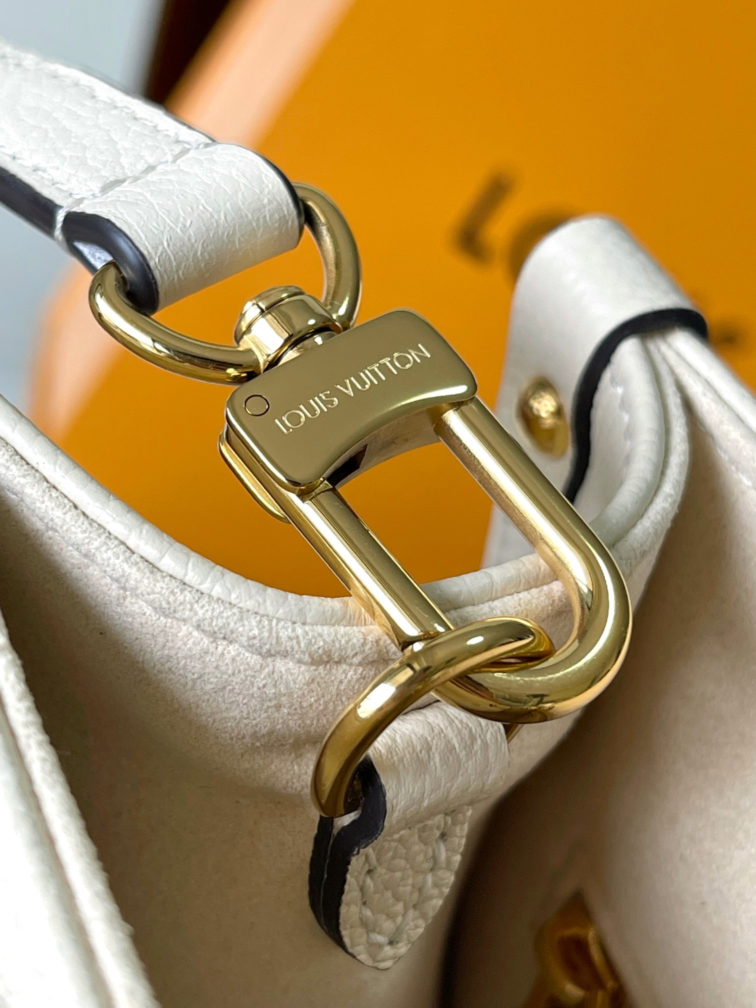 Louis Vuitton Onthego Small Handbag, White, Model M45654 - Image 7