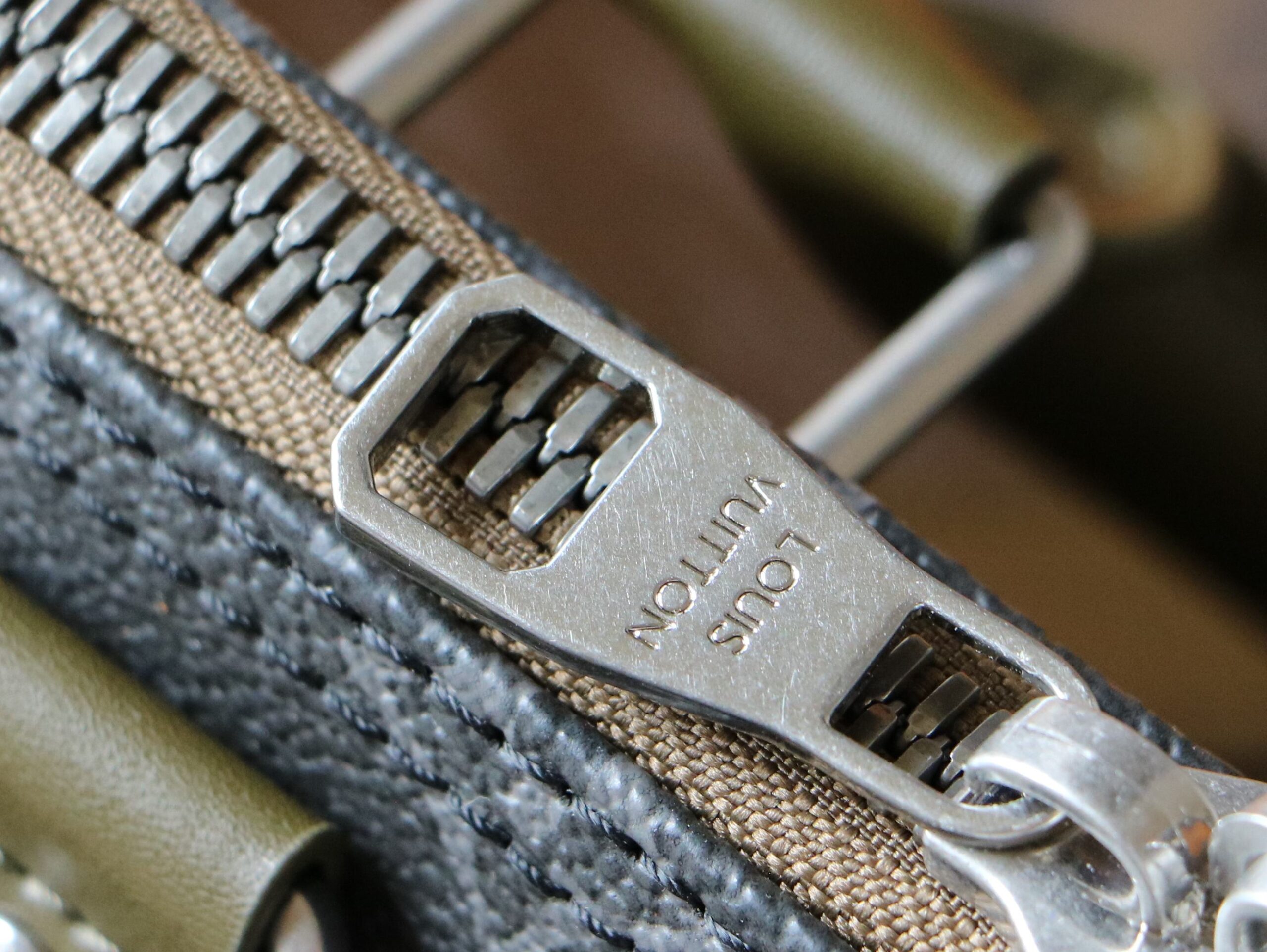 Louis Vuitton Keepall Bandoulière 45 Travel Bag in Monogram Eclipse Canvas - Image 7