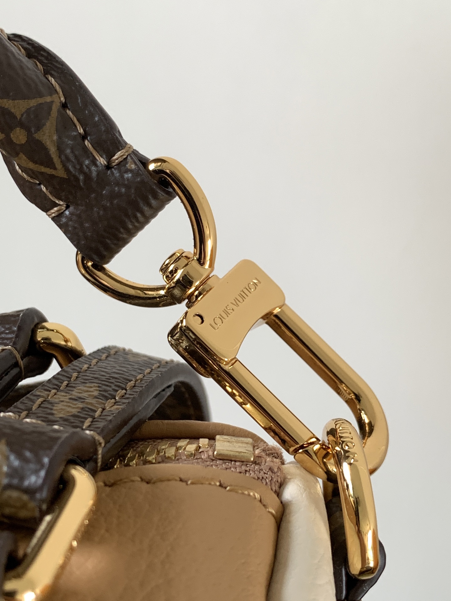 Louis Vuitton Express Medium Handbag in Monogram Canvas - Image 7