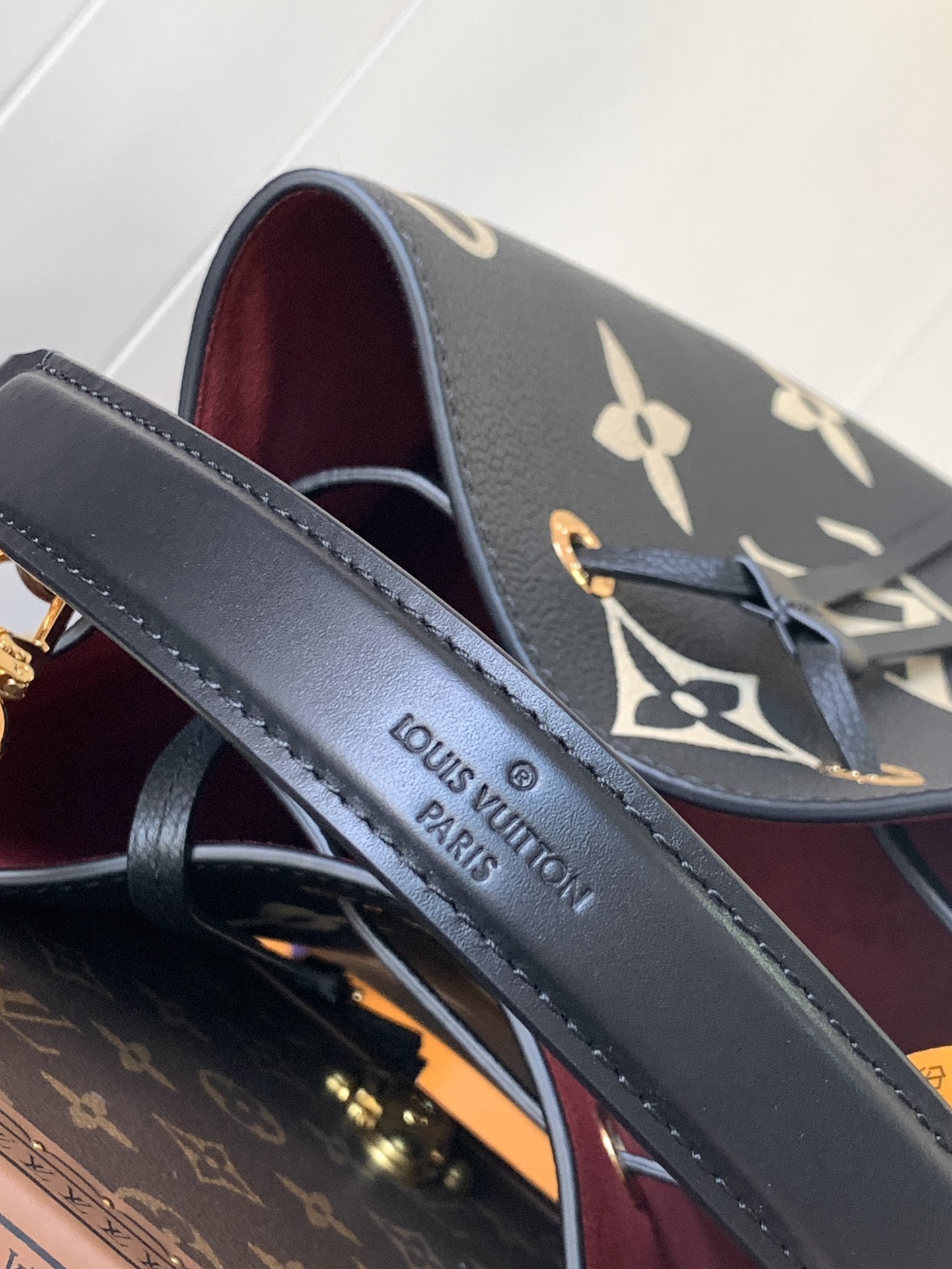 Louis Vuitton NeoNoe MM Bucket Bag in Embossed Grained Cowhide - Image 7